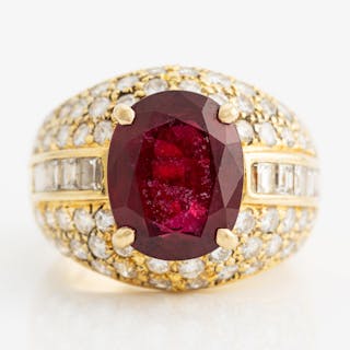 Ring in 18K gold with a faceted ruby and round brilliant...