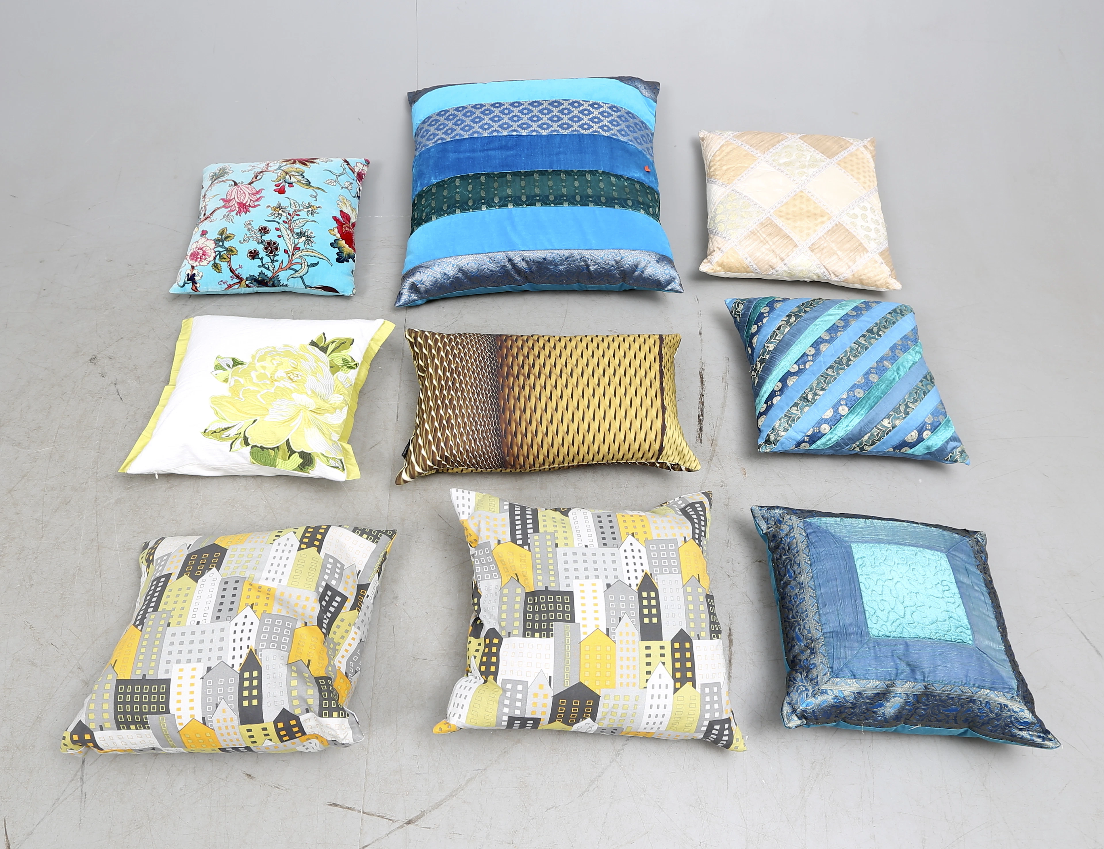 KUDDFODRAL med innerkuddar, 9 st. Bland annat Designers Guild, 2000-tal.