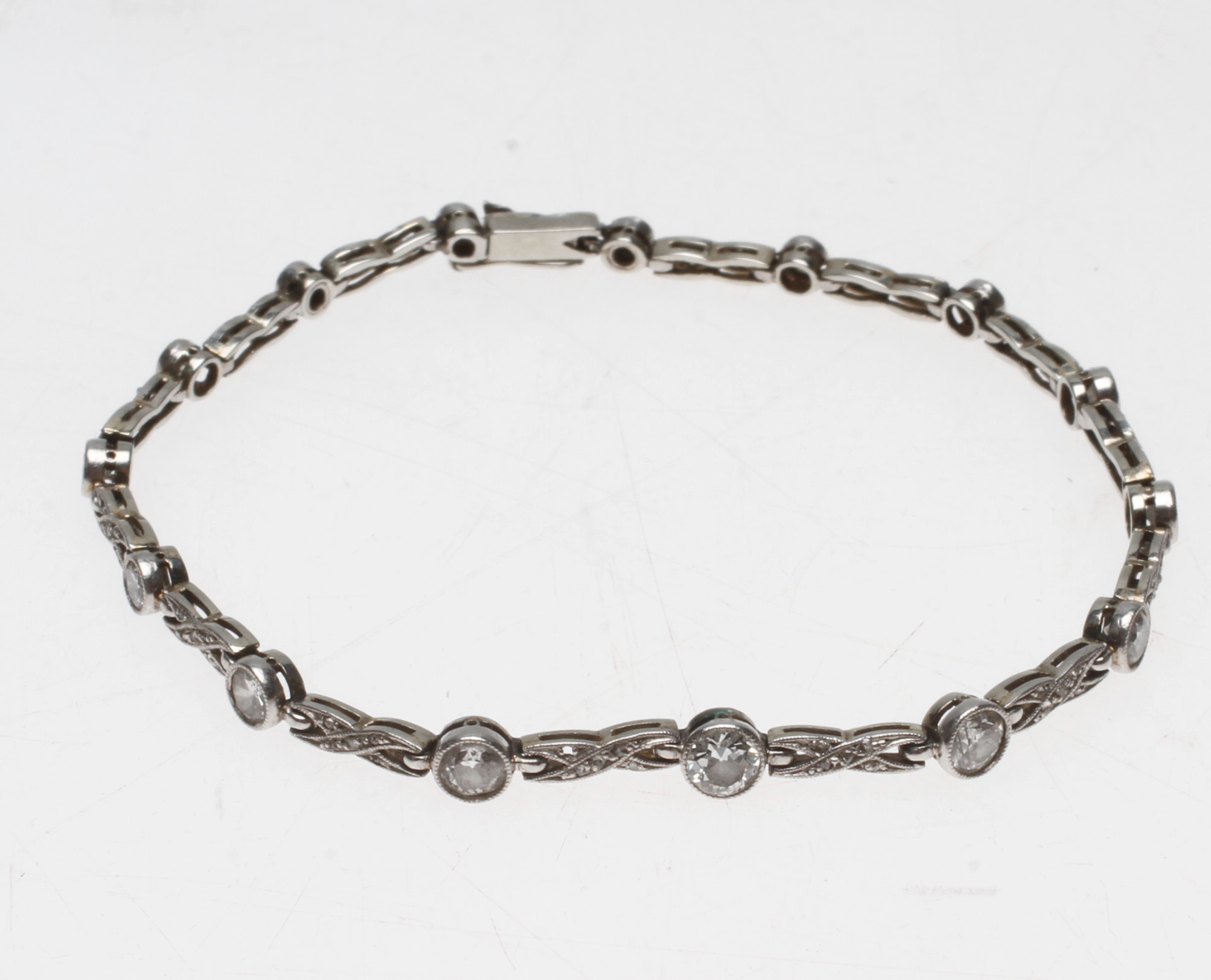 VITGULDSARMBAND MED DIAMANTER, 18k guld, vikt ca 8,5 gr.