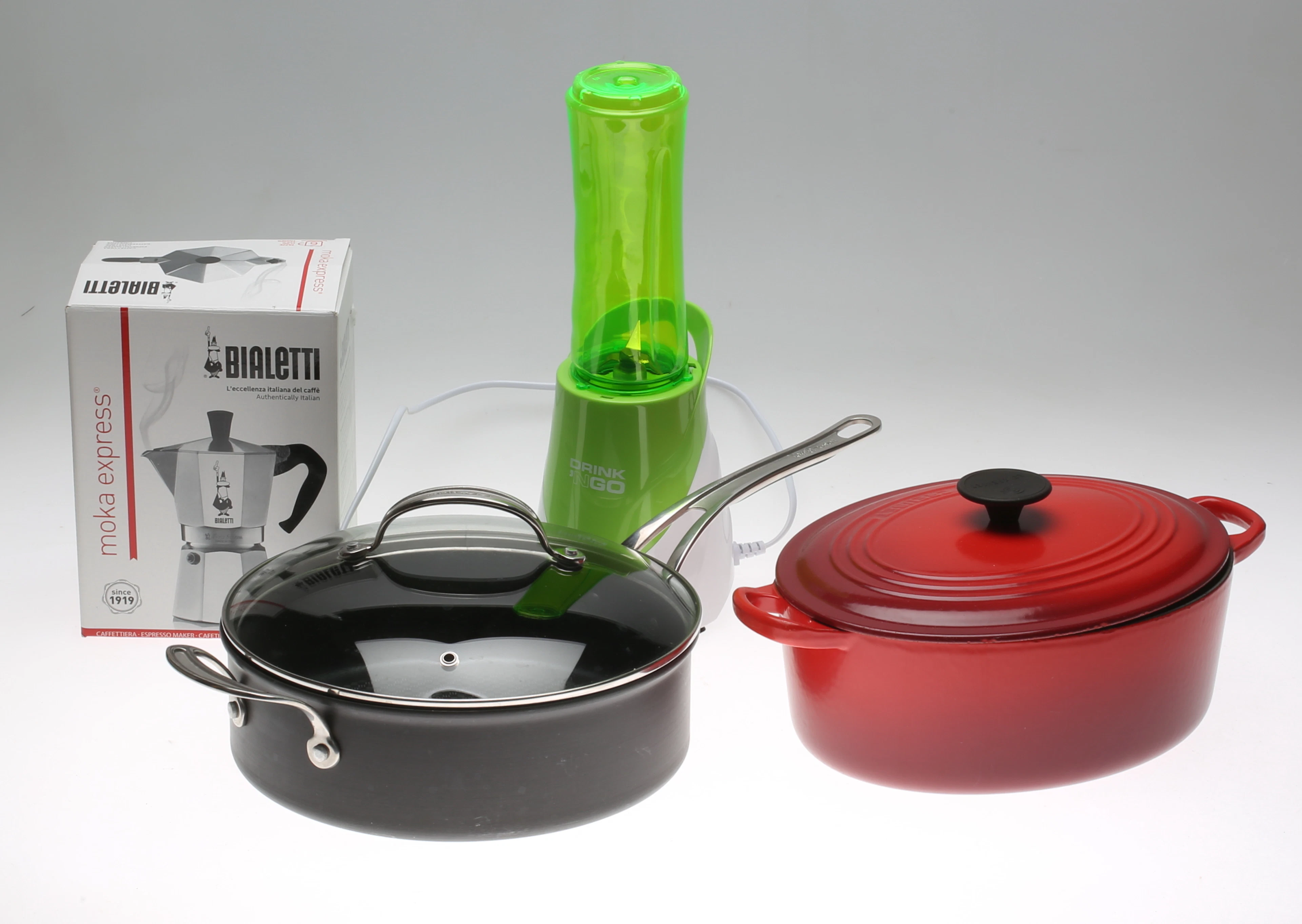 HUSHÅLLSMASKIN, STEKGRYTA med mera. Bland annat Le Creuset, Jamie Oliver och Bialetti, 2000-tal.