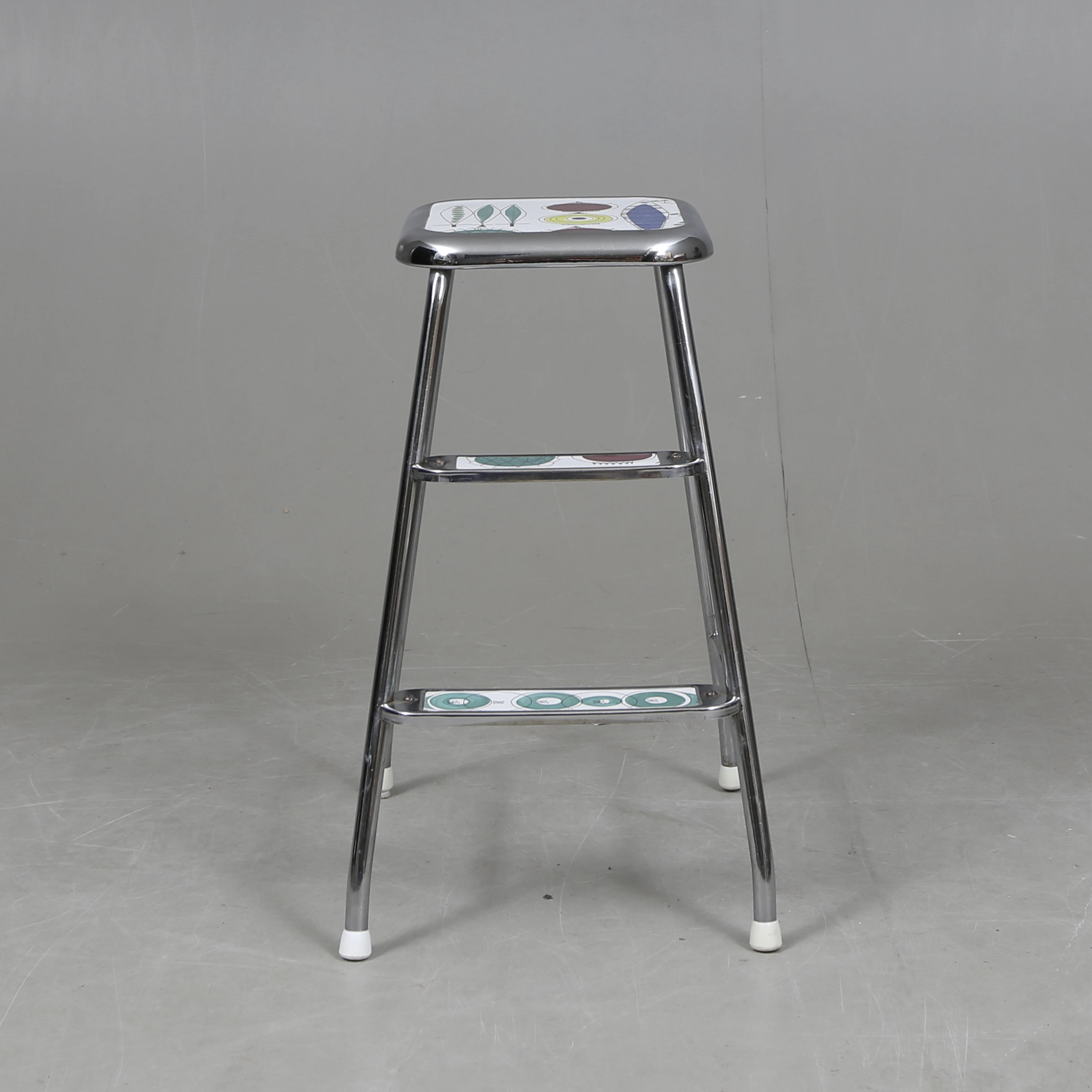 STEGPALL, klädd i "Pick-nick", design Marianne Westman, Rörstrand.