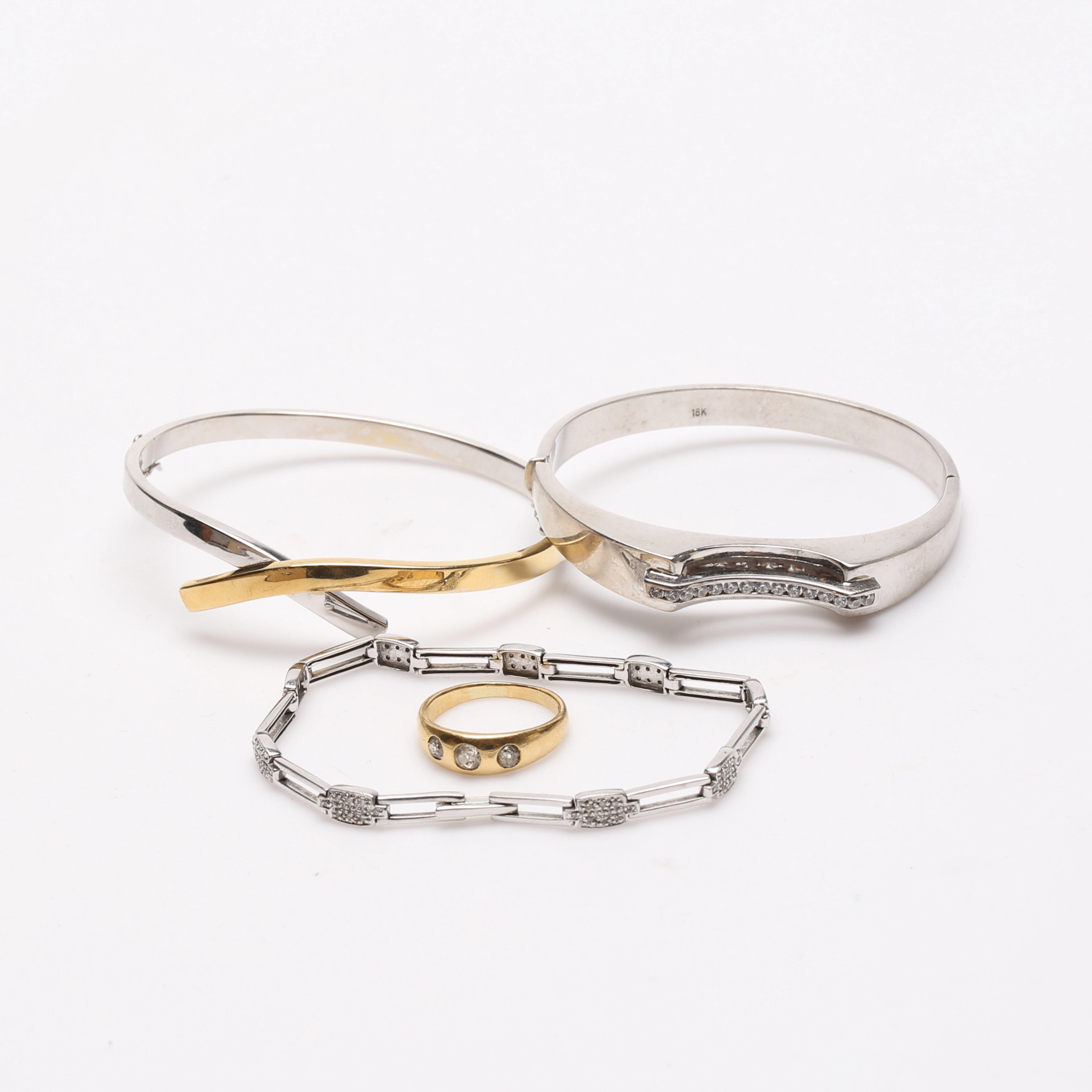 SMYCKEN, fyra delar, rött/vitt guld, 18k, vikt ca 54,1 gram, armband, ring.