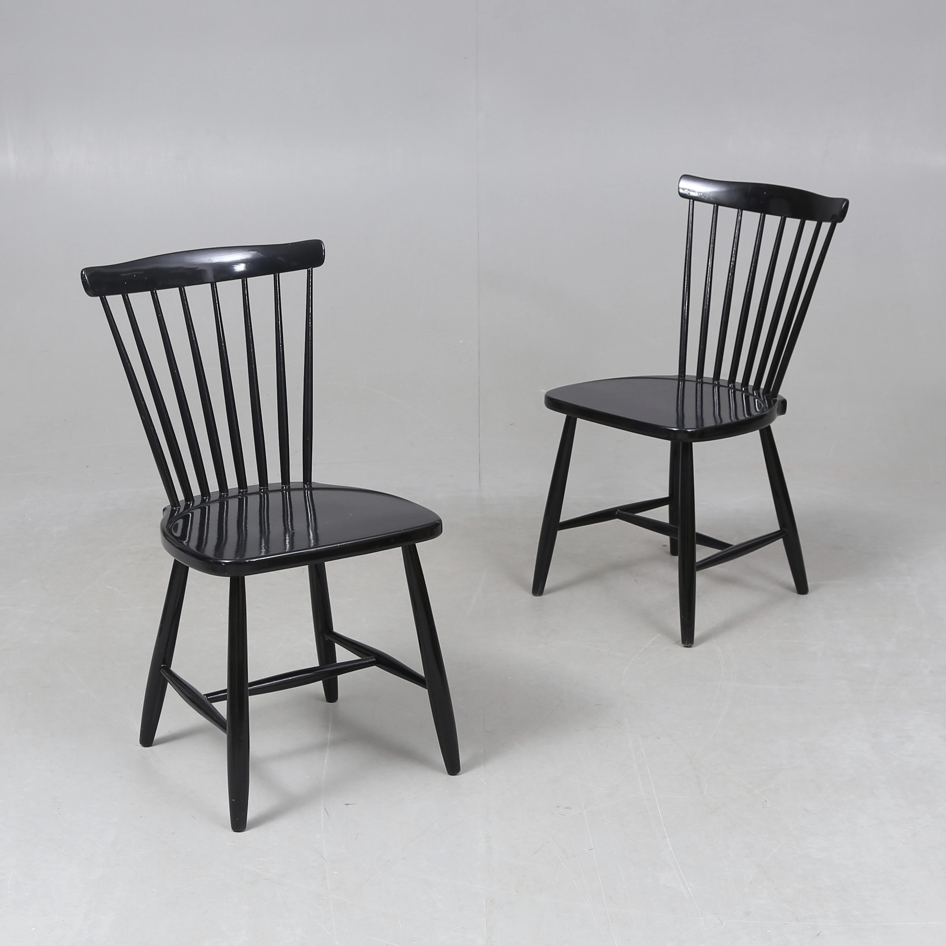 PINNSTOLAR, ett par. Sannolikt "Haga 210", Sven Erik Fryklund, Hagafors Stolfabrik AB,1900-tal.