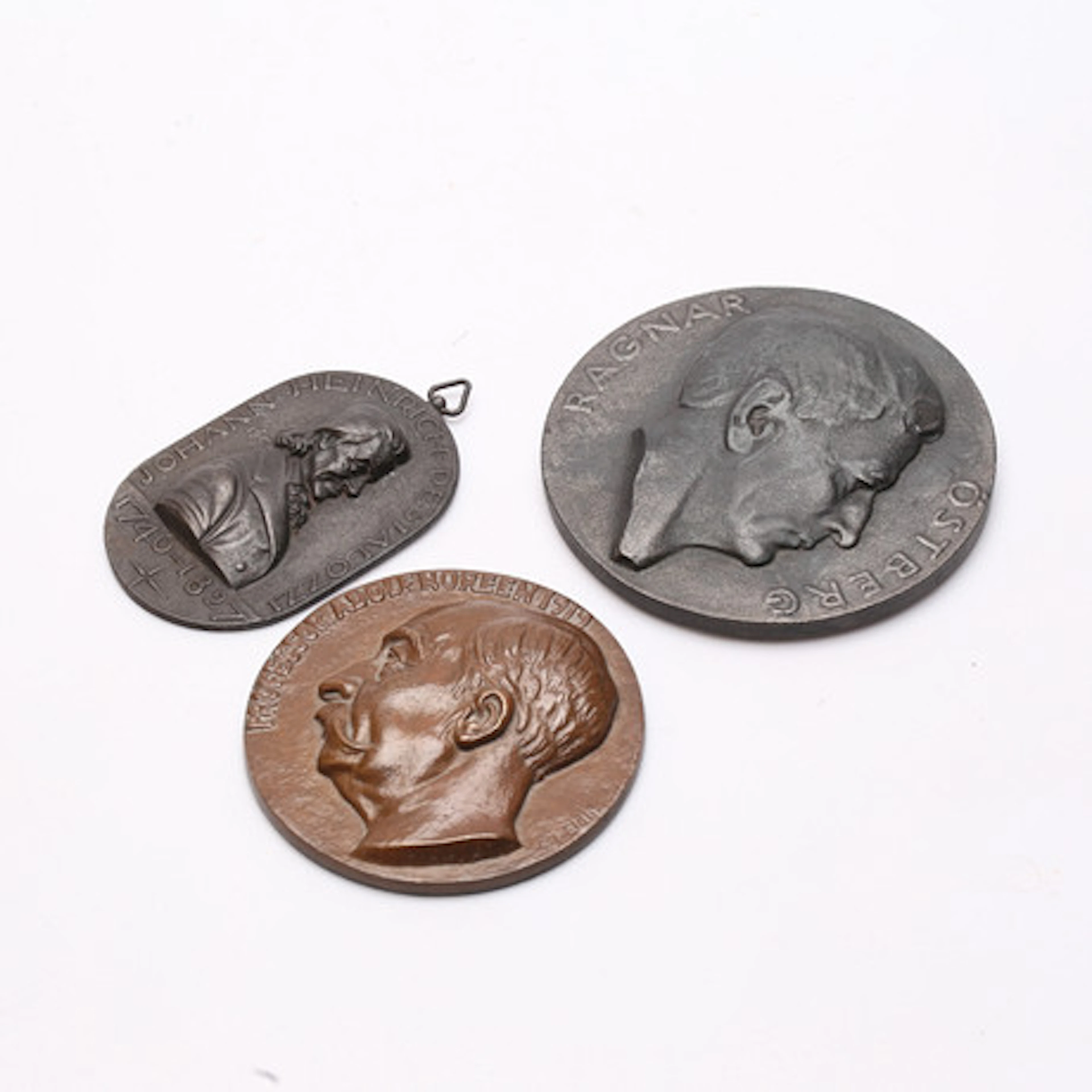 MEDALJER OCH MEDALJONGER, 3 delar, 1900-ta…