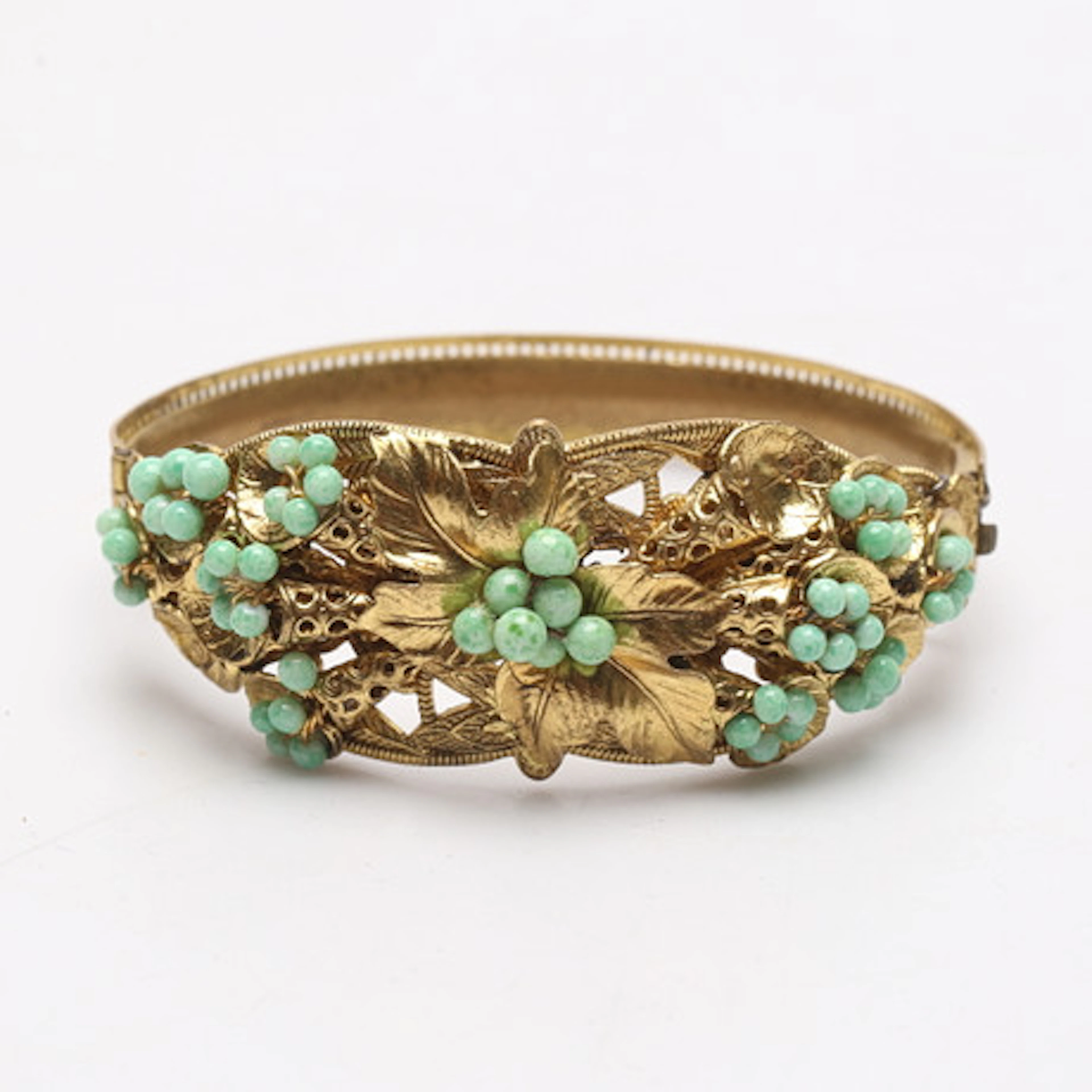 ARMBAND, gulmetall med jade liknande stena…