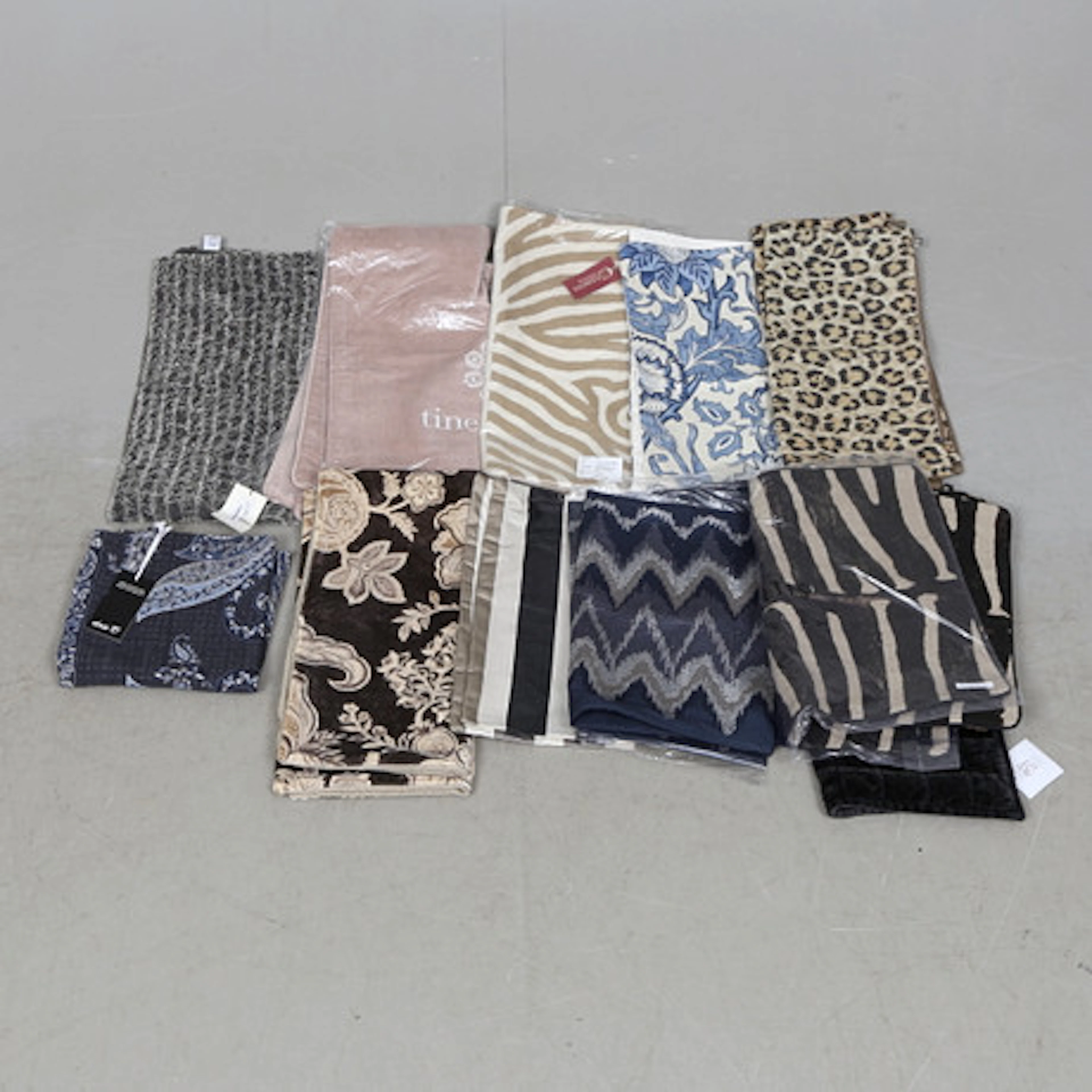 NYA KUDDFODRAL. Bland annat textiler av Ra…