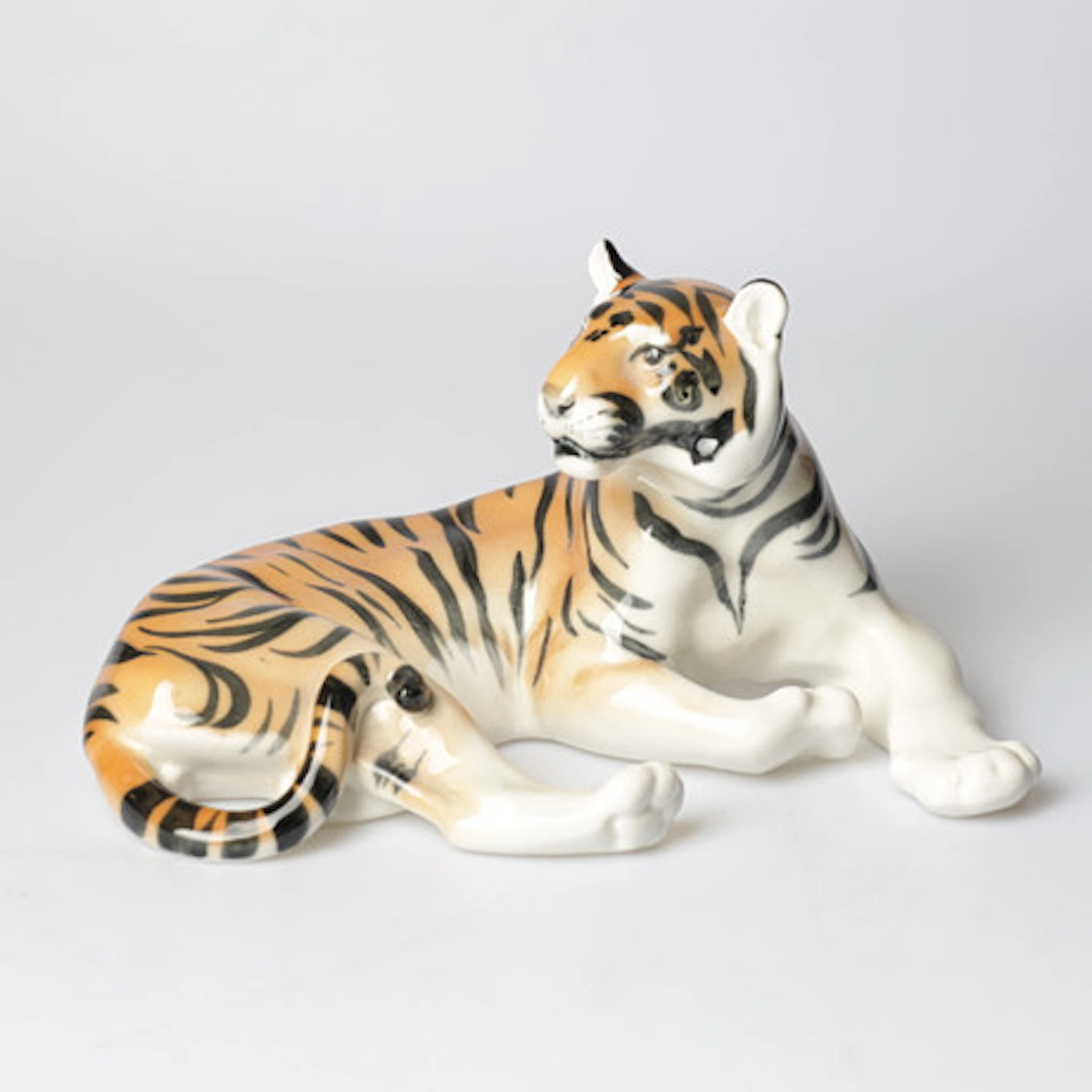 FIGURIN i form av tiger, porslin, 1900-tal.