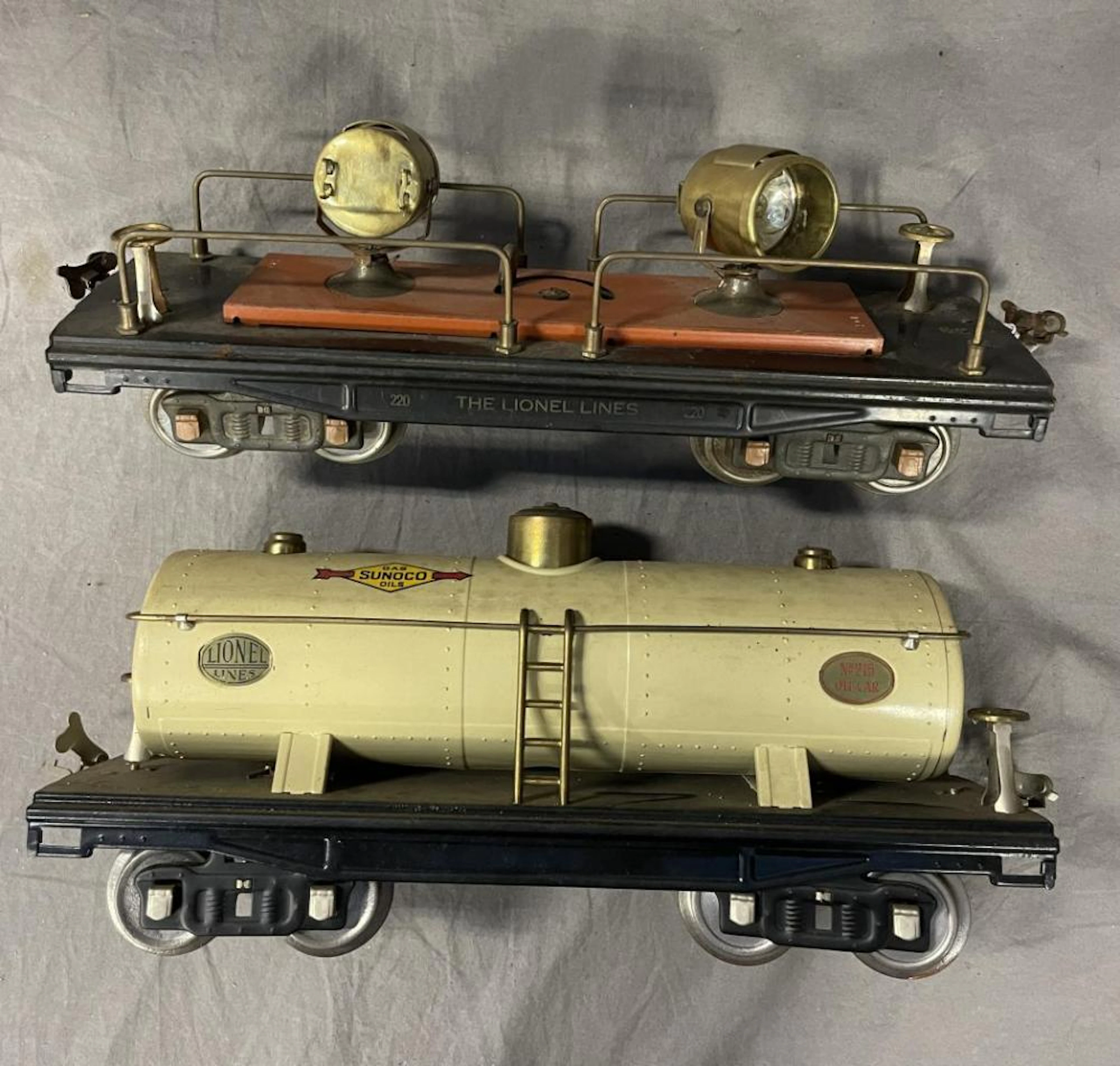 Lionel 215 & 220 Freight Cars