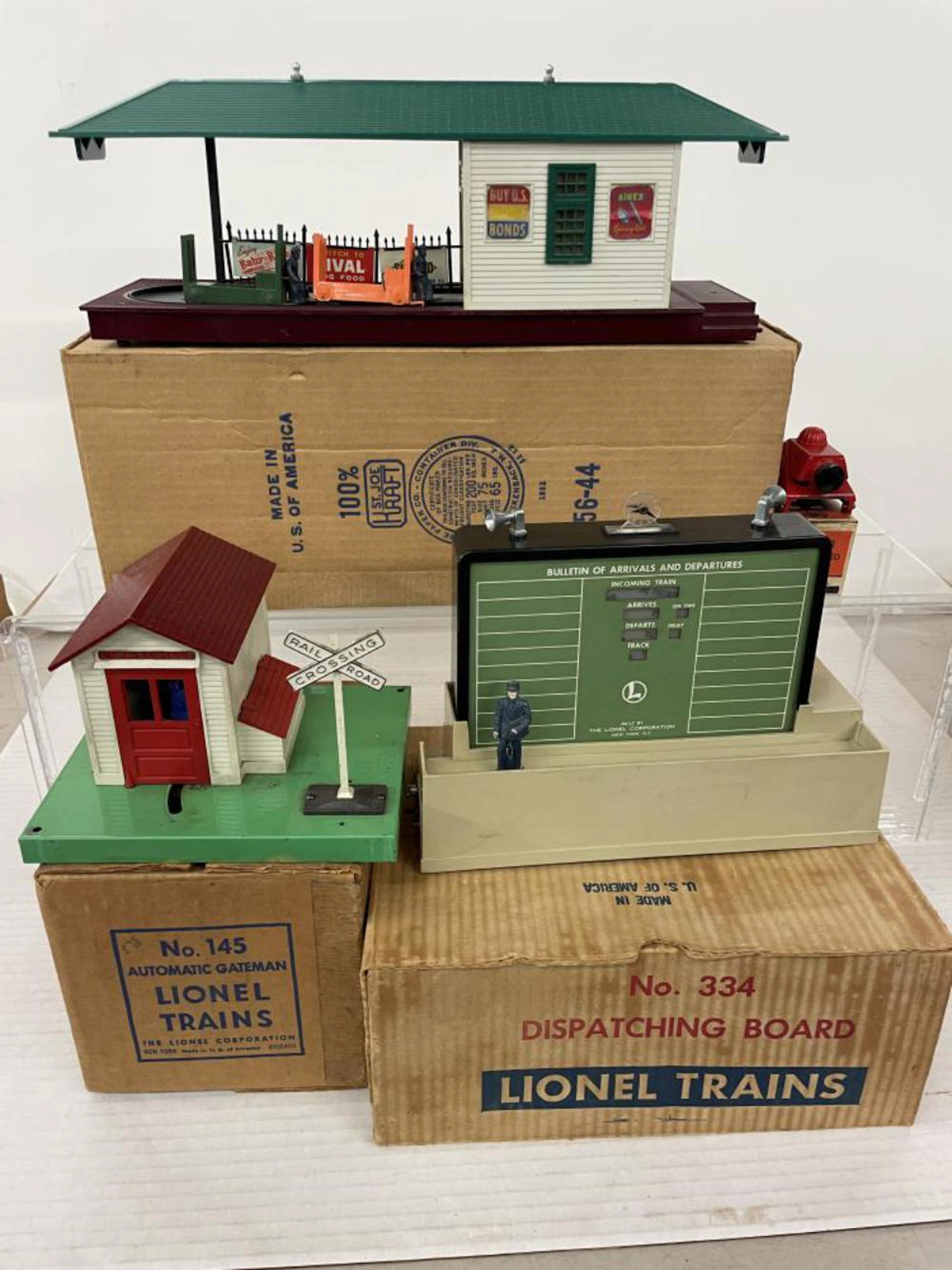 4 Boxed Lionel Accessories