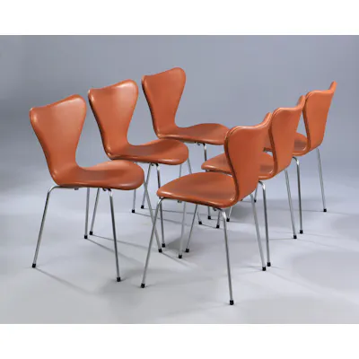 Arne Jacobsen. A set of six chairs 'Syveren', model 3107, cognac ...