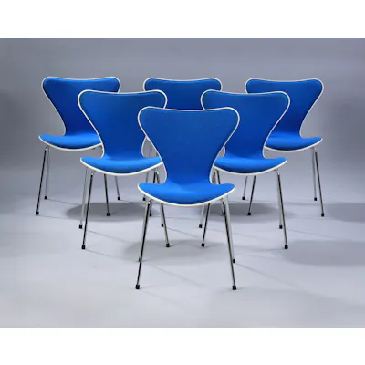 Arne Jacobsen. A set of six 'Syveren', model 3107, front padded (6 ...