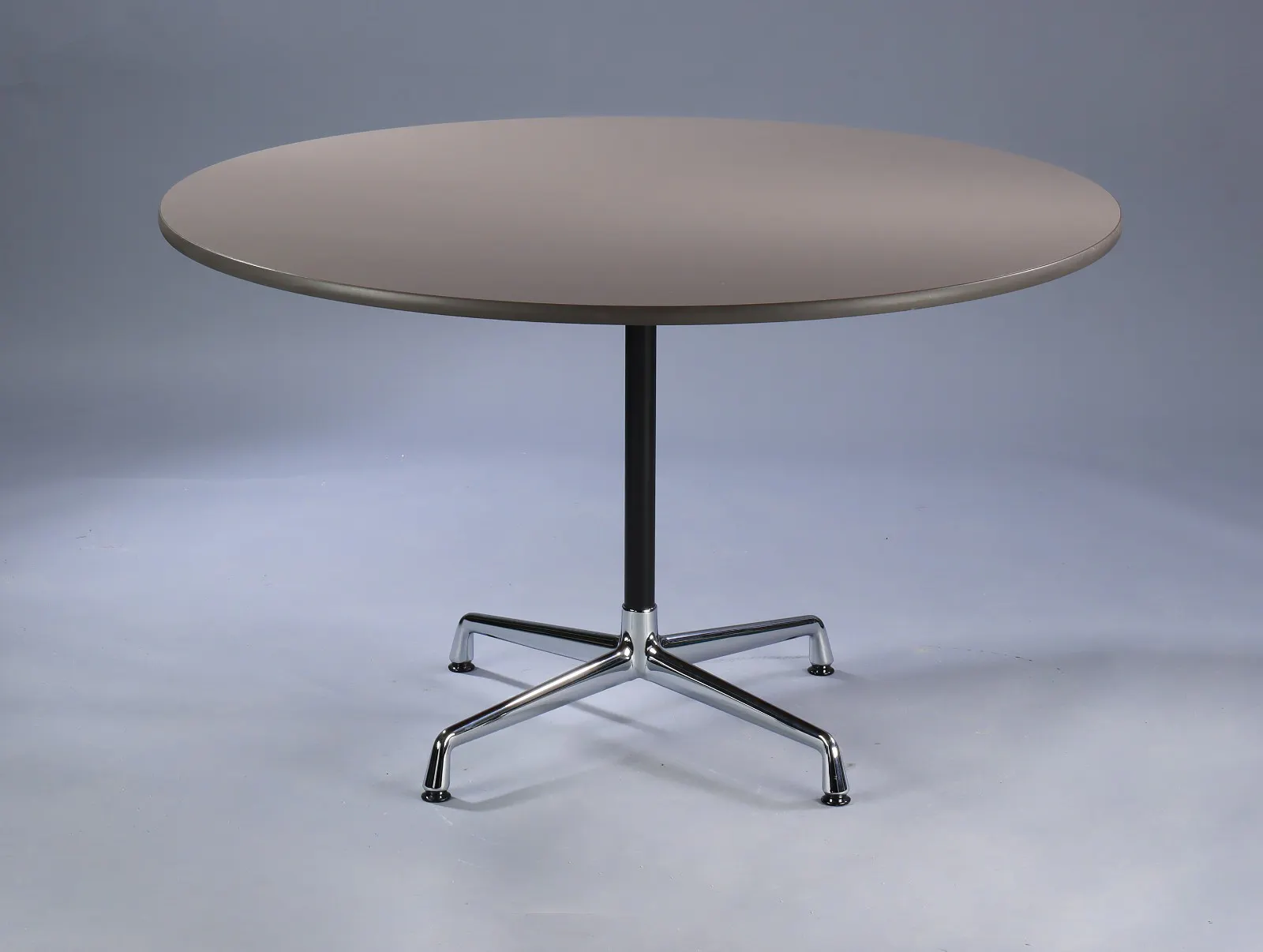 Charles og Ray Eames. Vintage 'Segmented Table', rundt bord, Ø 121 cm ...