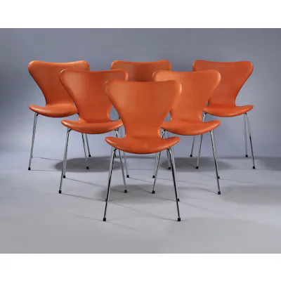 Arne Jacobsen. A set of six chairs 'Syveren', model 3107, light cognac ...
