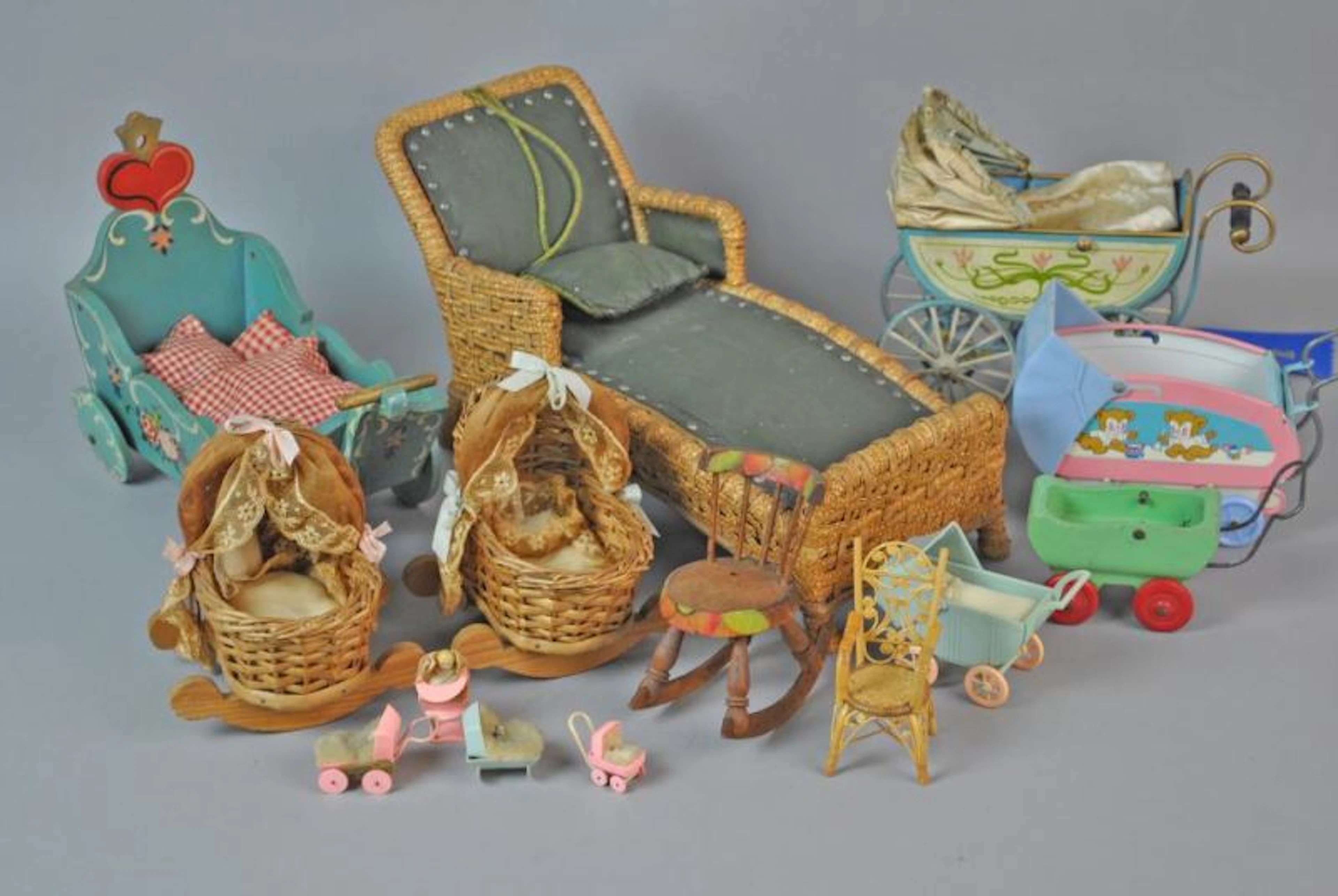 (14) PIECE COLLECTIBLE GROUP OF DOLL ITEMS