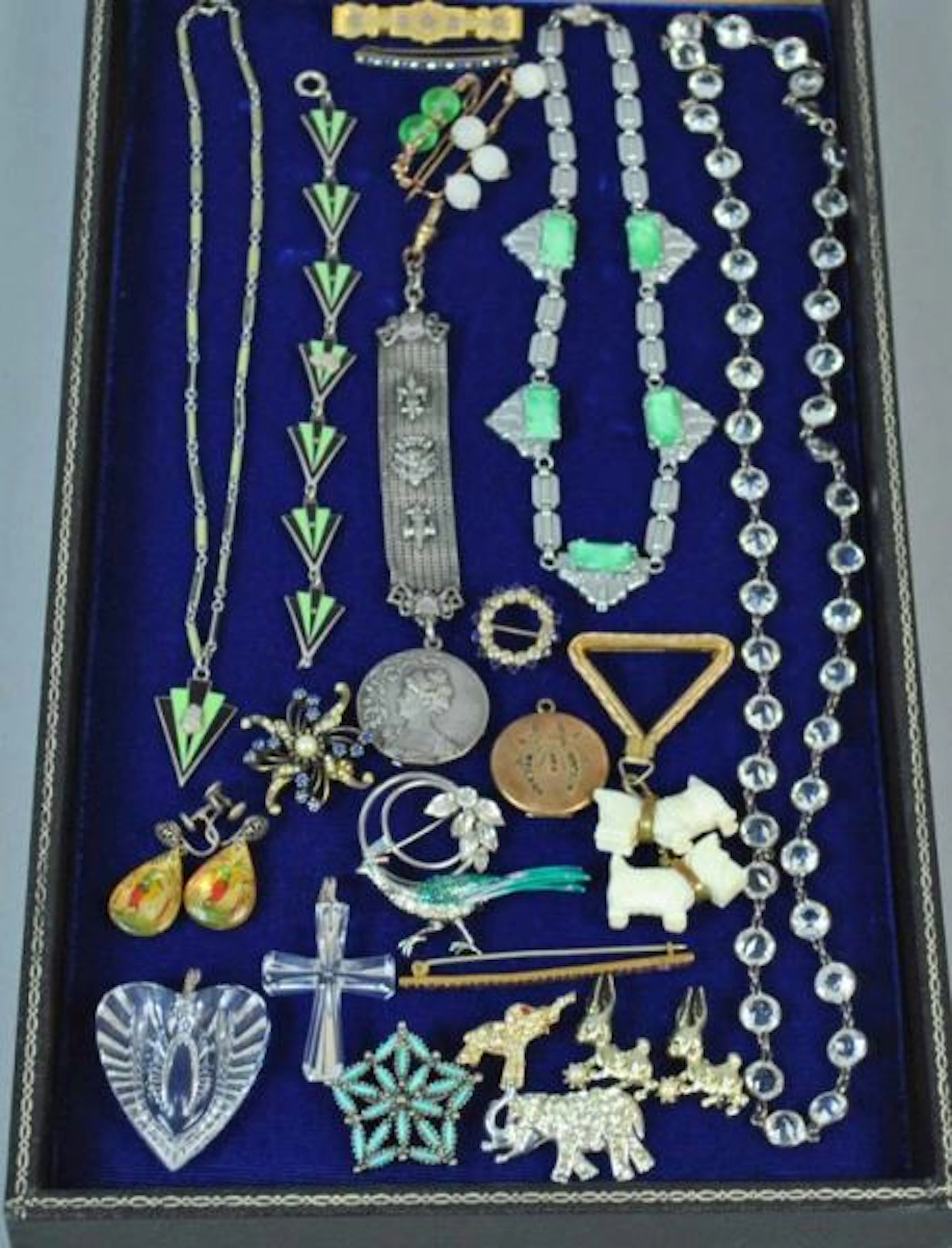 (20+) PIECE COSTUME JEWELRY GROUP