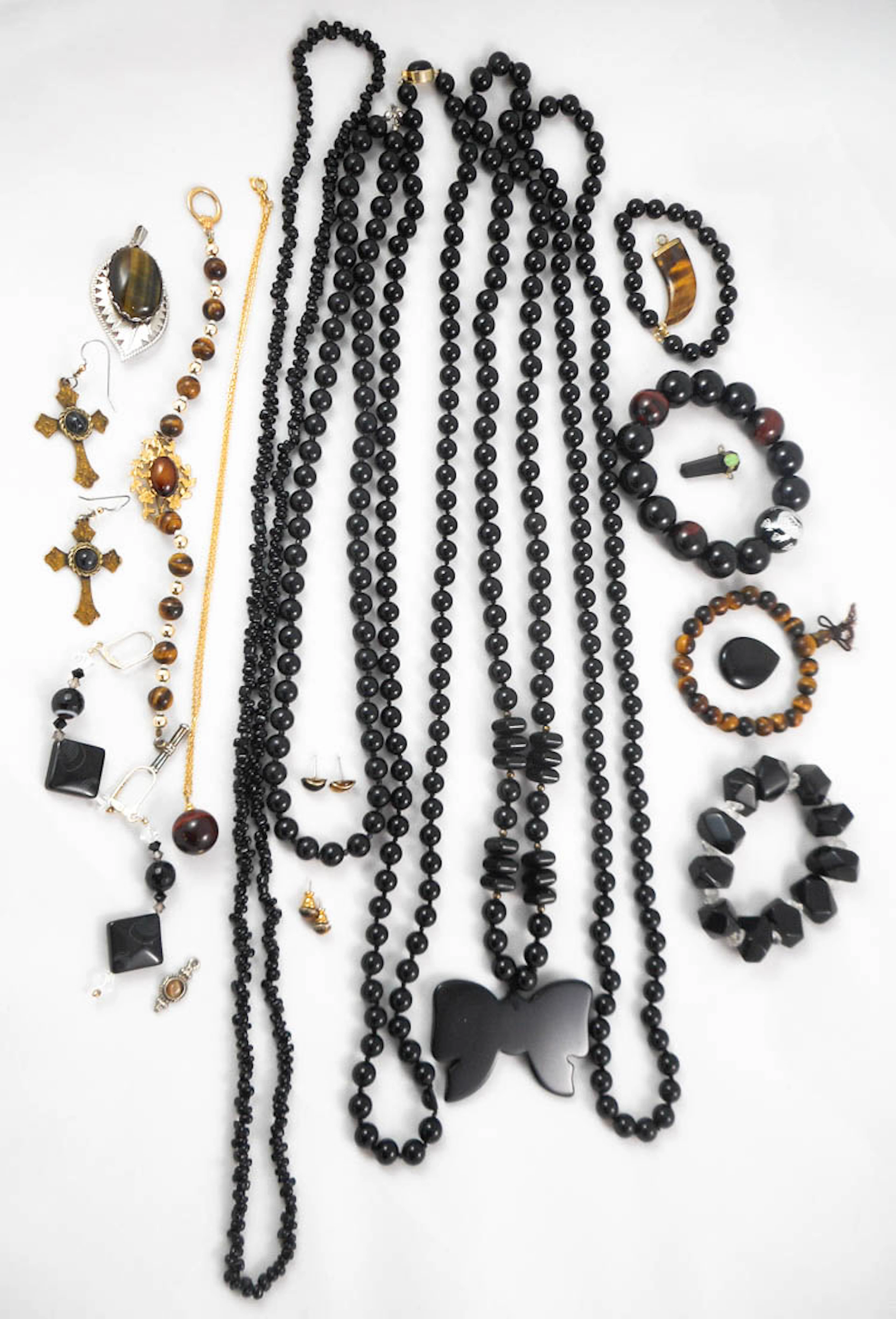 TWENTY FOUR ARTICLES OF JEWELRY, including five bl