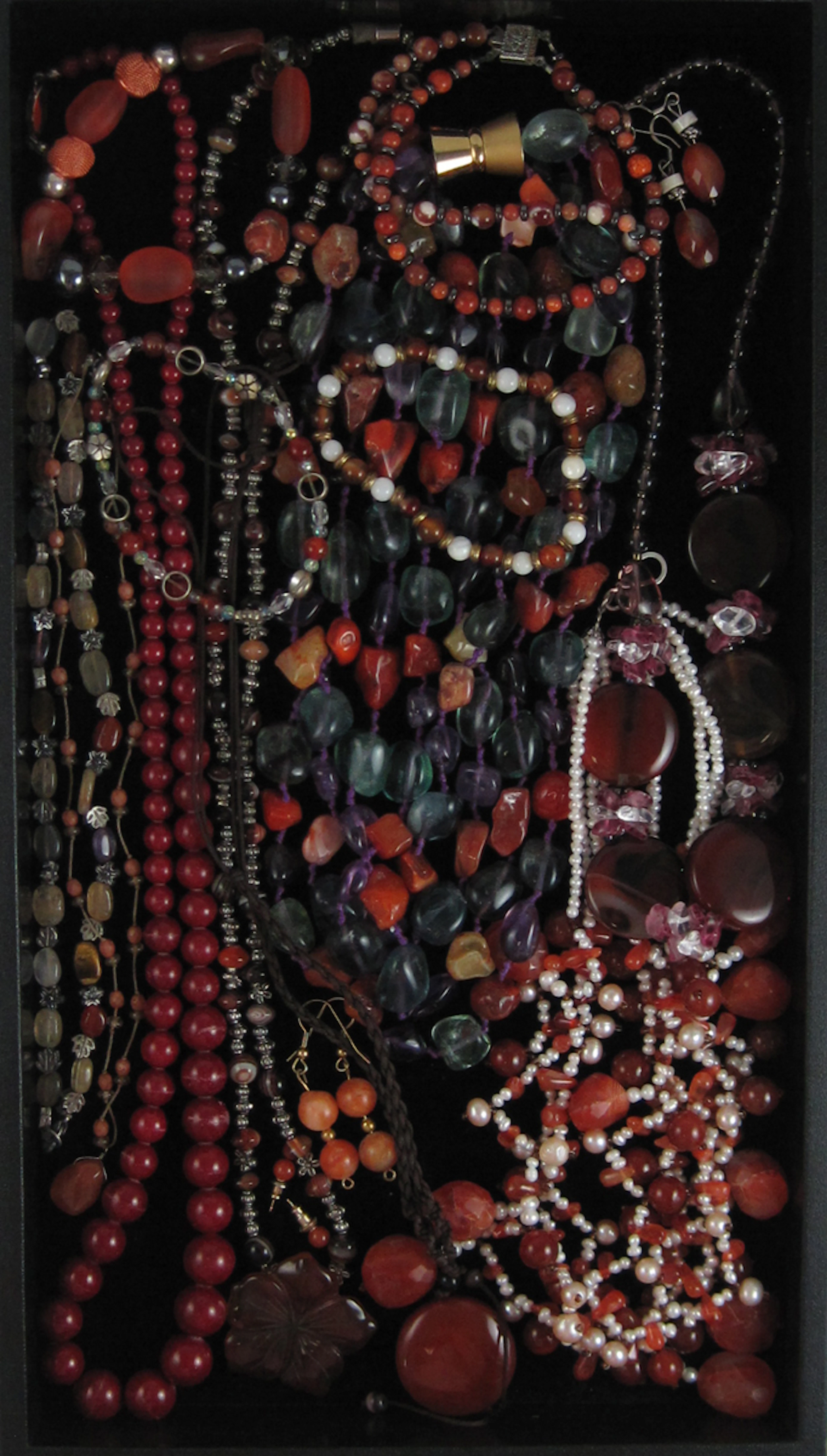EIGHTEEN ARTICLES OF JEWELRY, including eight neck