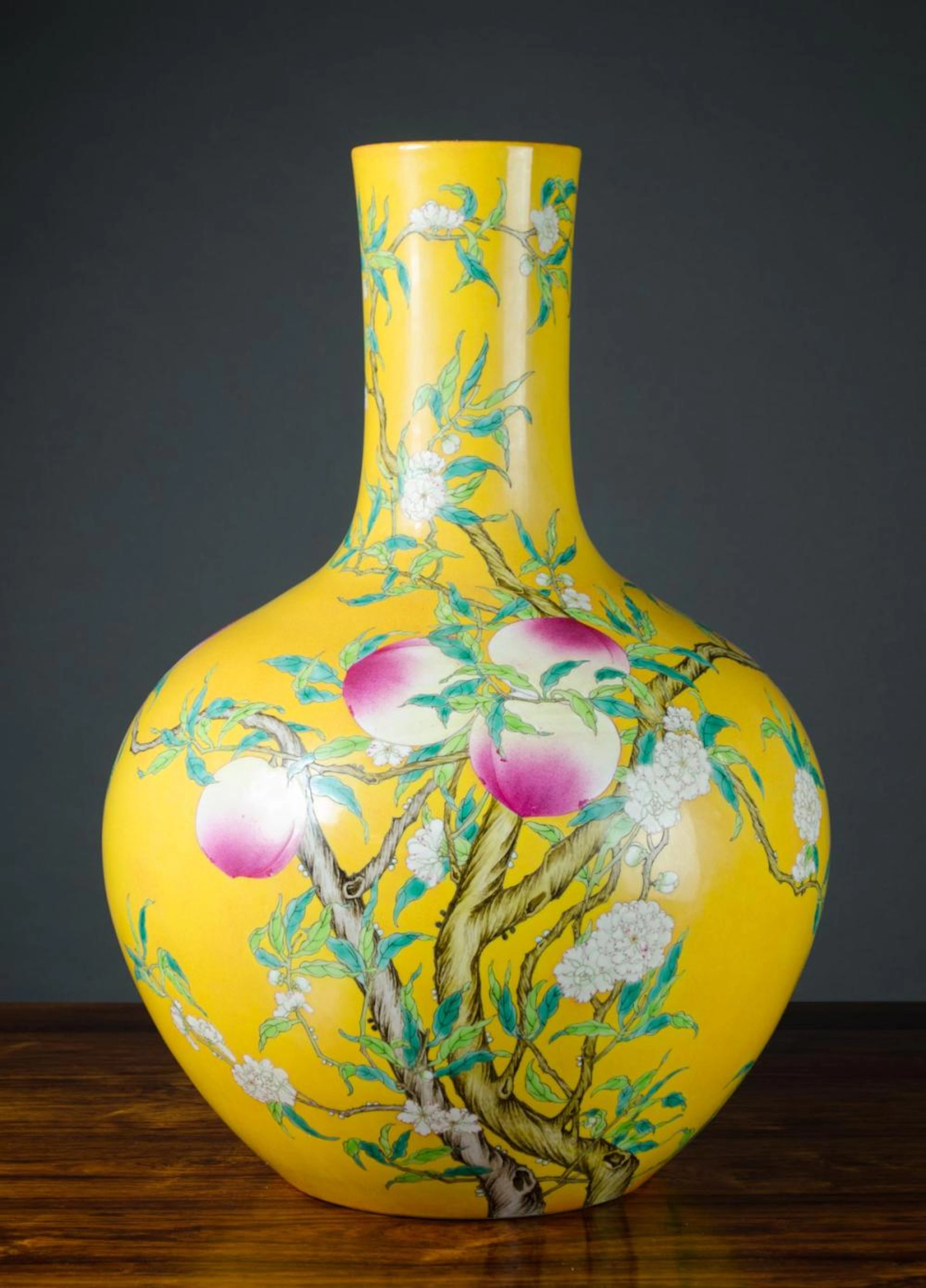CHINESE PORCELAIN VASE, the bottle form vase hand