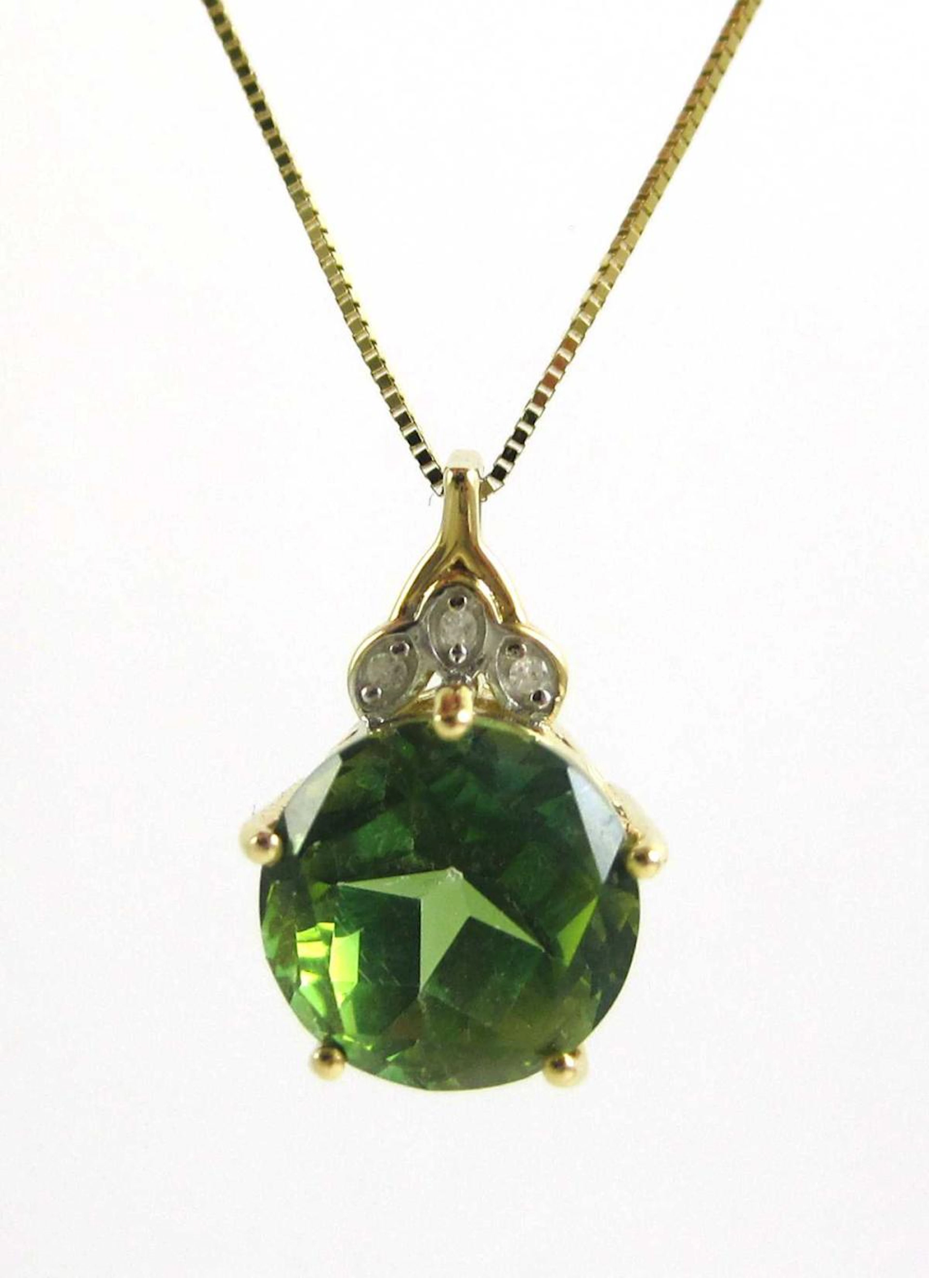 MOLDAVITE AND YELLOW GOLD PENDANT NECKLACE, with a