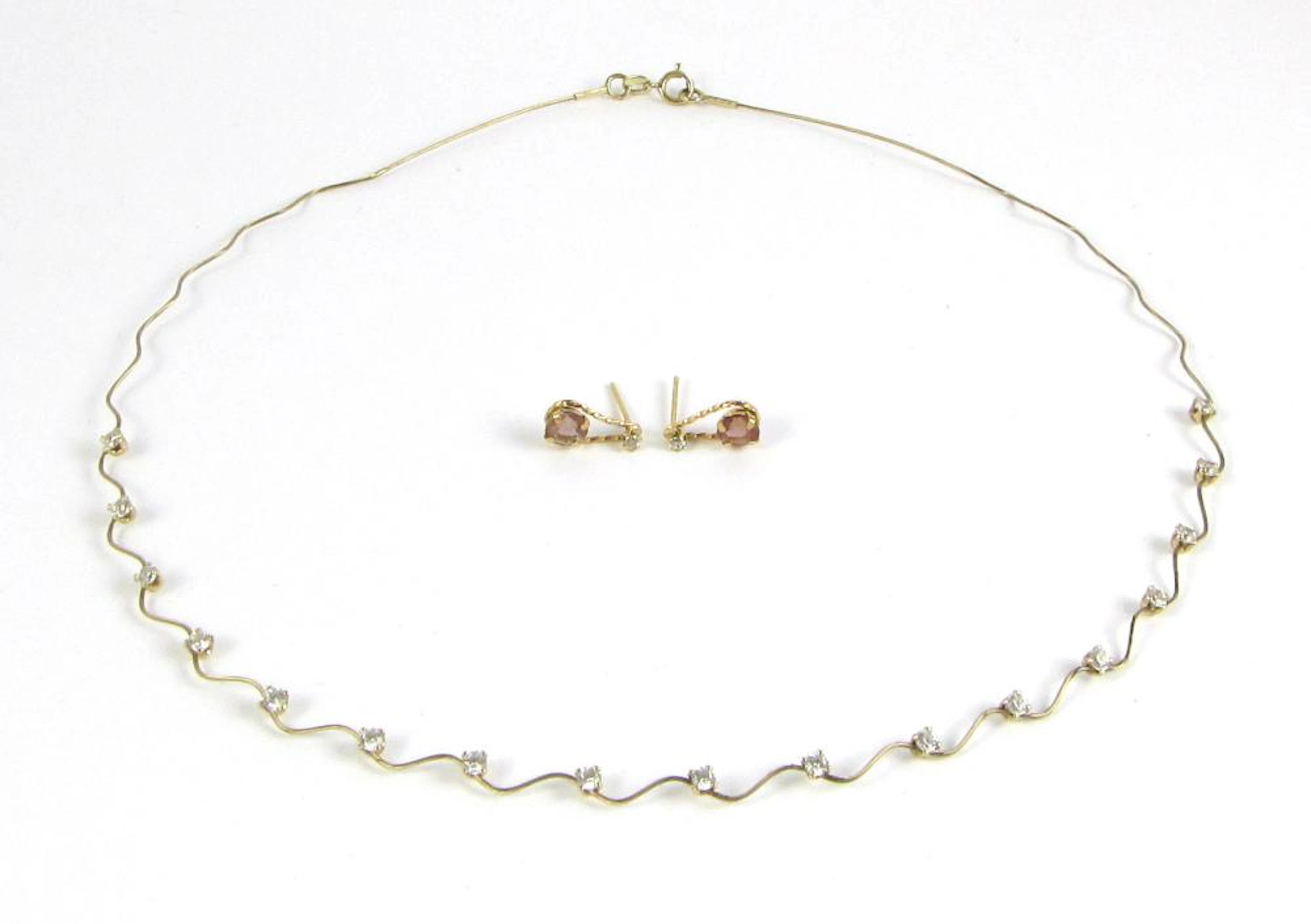 TEN KARAT YELLOW GOLD NECKLACE AND EARRINGS, inclu