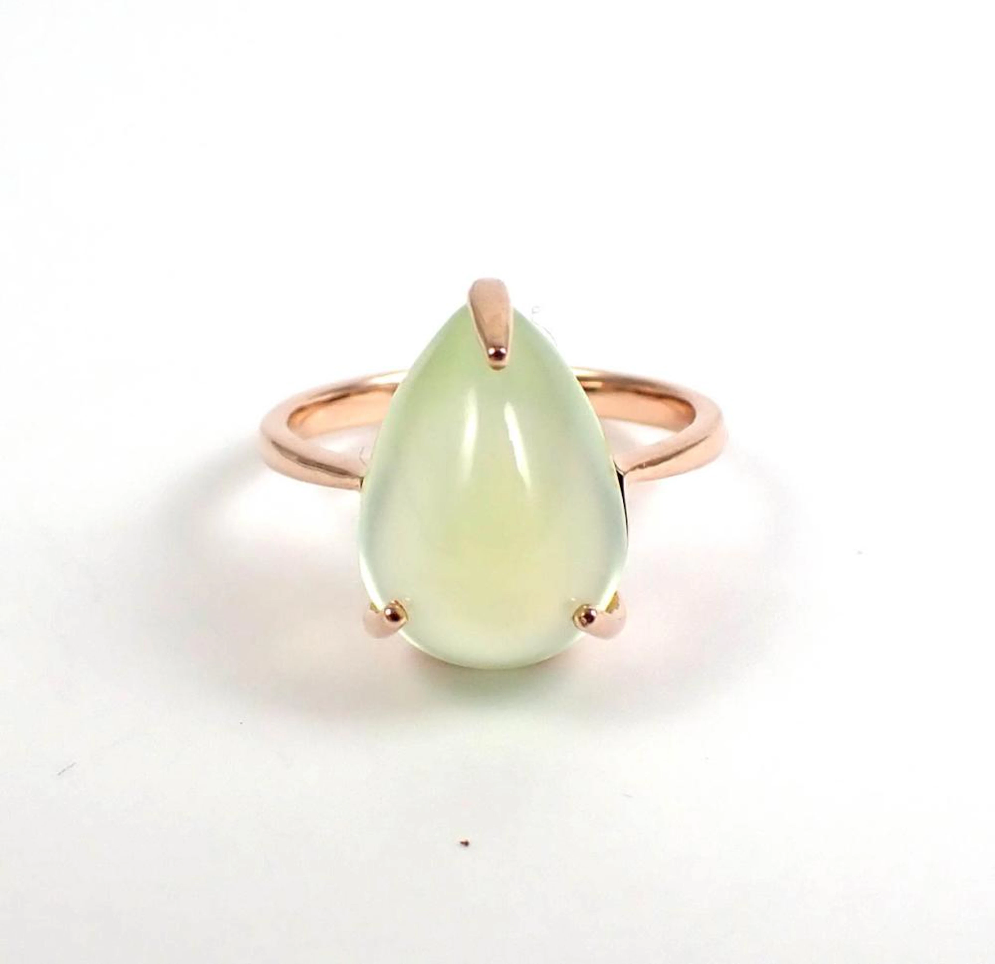 PREHNITE AND FOURTEEN KARAT GOLD SOLITAIRE RING.