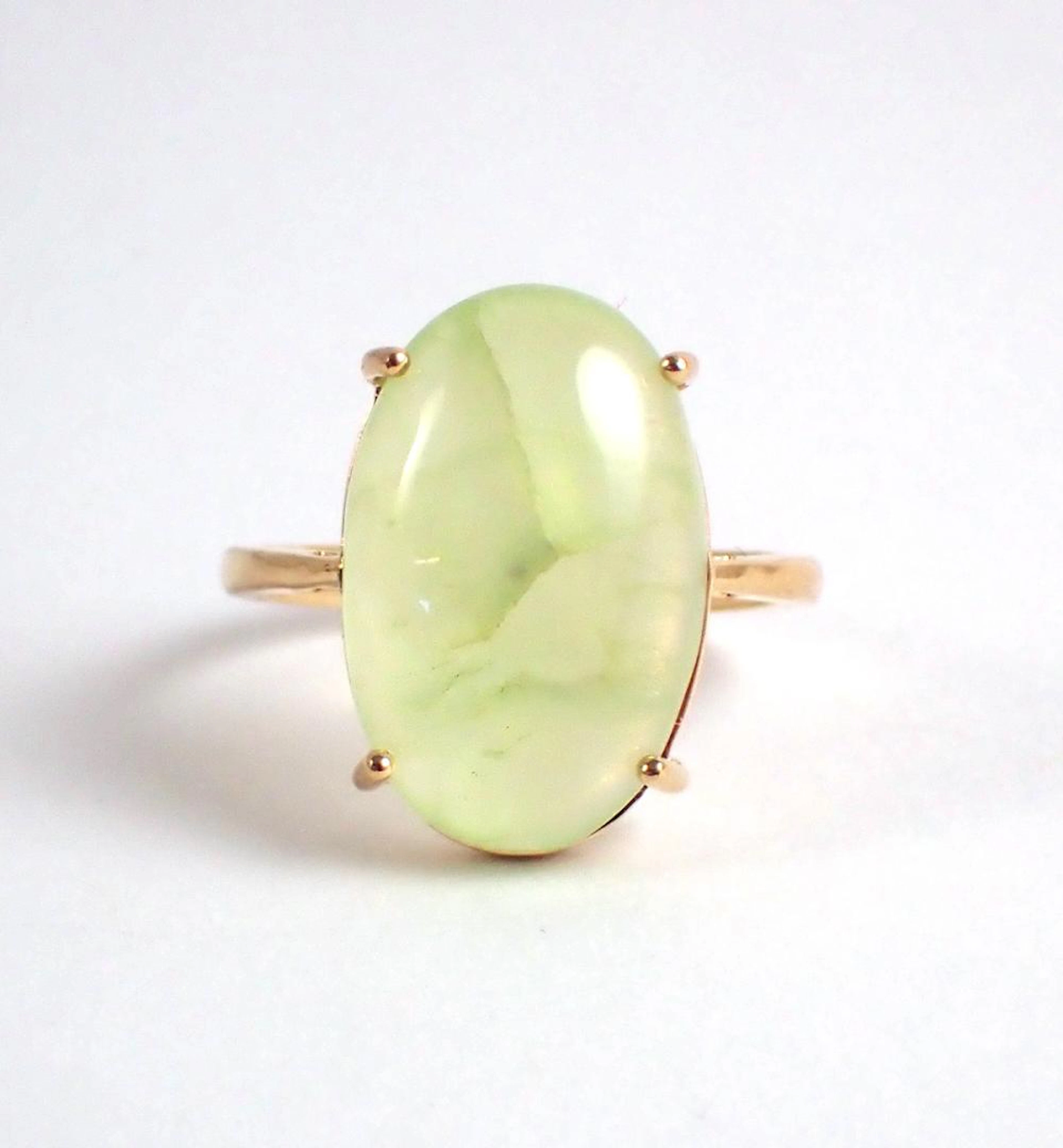 PREHNITE AND FOURTEEN KARAT GOLD SOLITAIRE RING.
