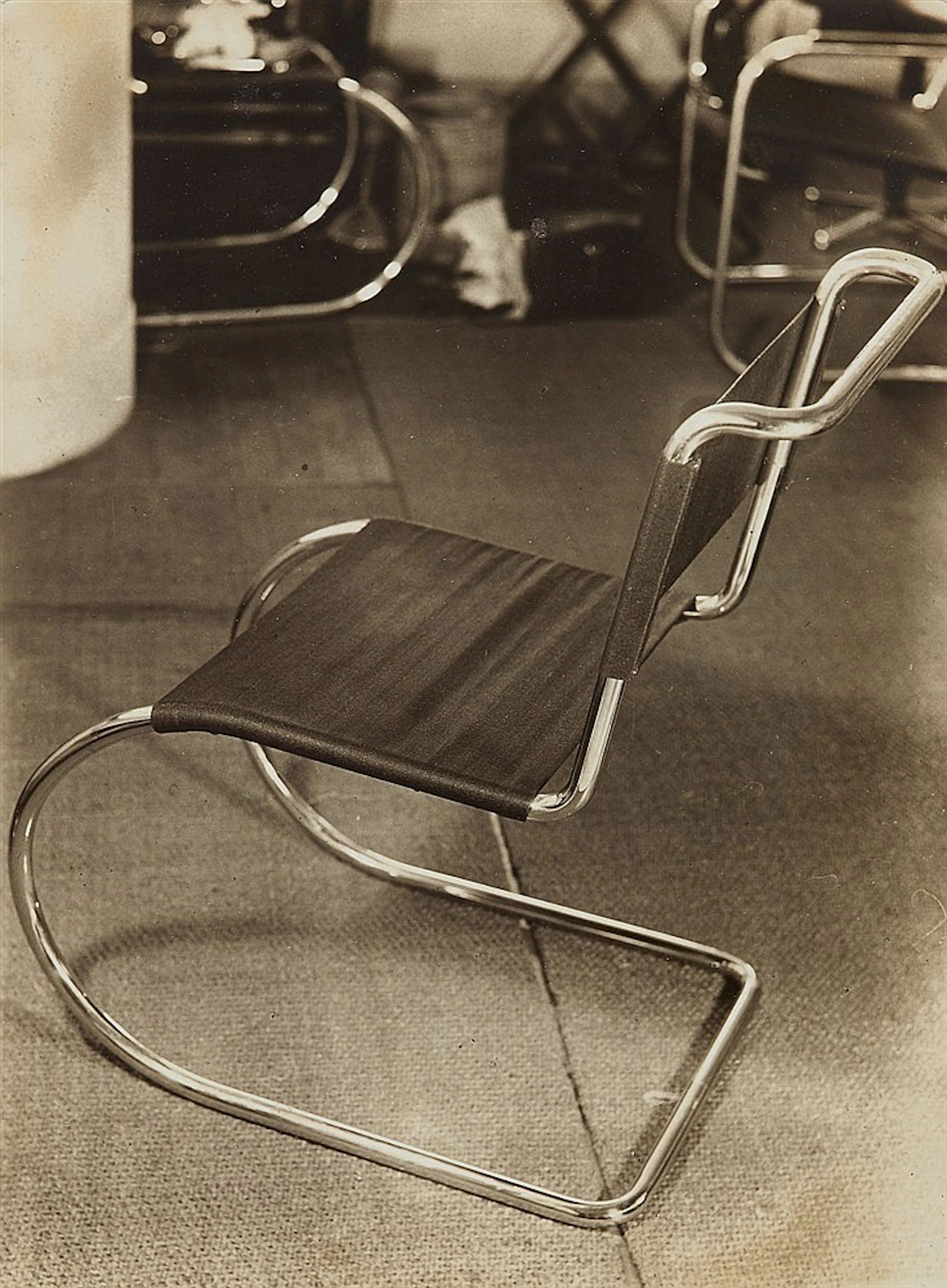 Iwao Yamawaki, Stahlrohr-Freischwinger. Arbeitstisch und -Stühle am Bauhaus., 1930-32