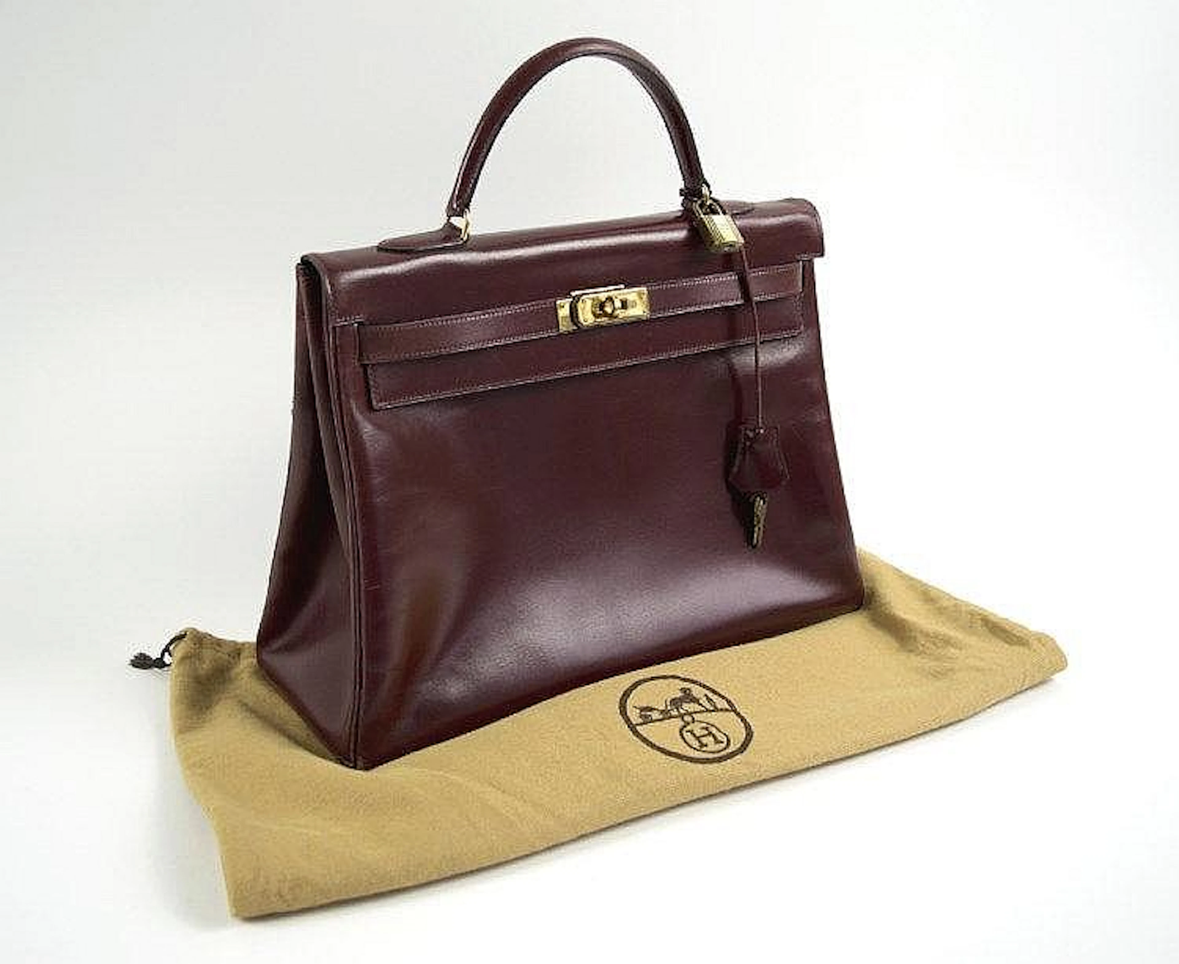 HERMÈS KELLY HANDBAG, burgundy leather with gold hardware, 1982, padlock, t