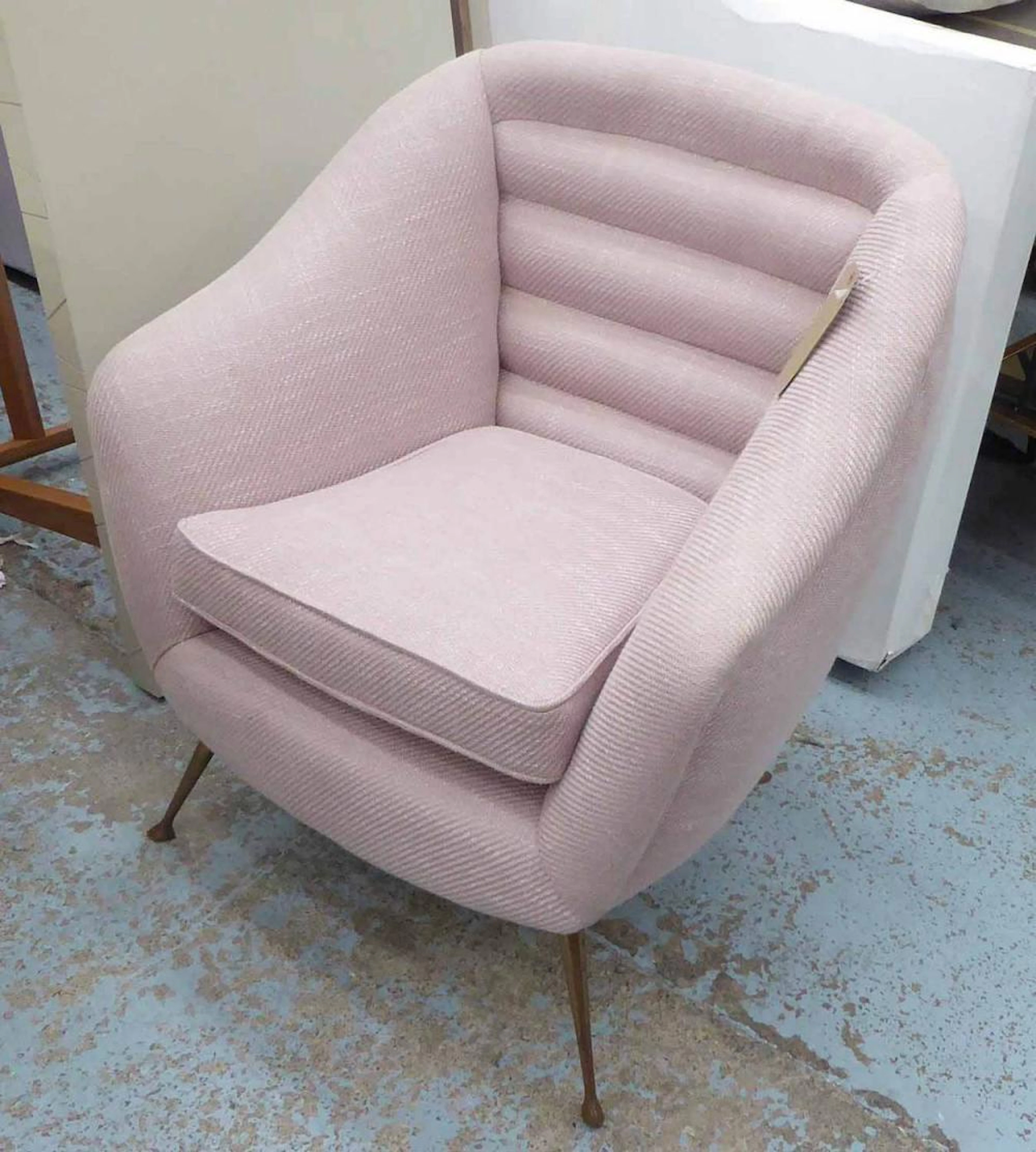 LOUNGE CHAIR