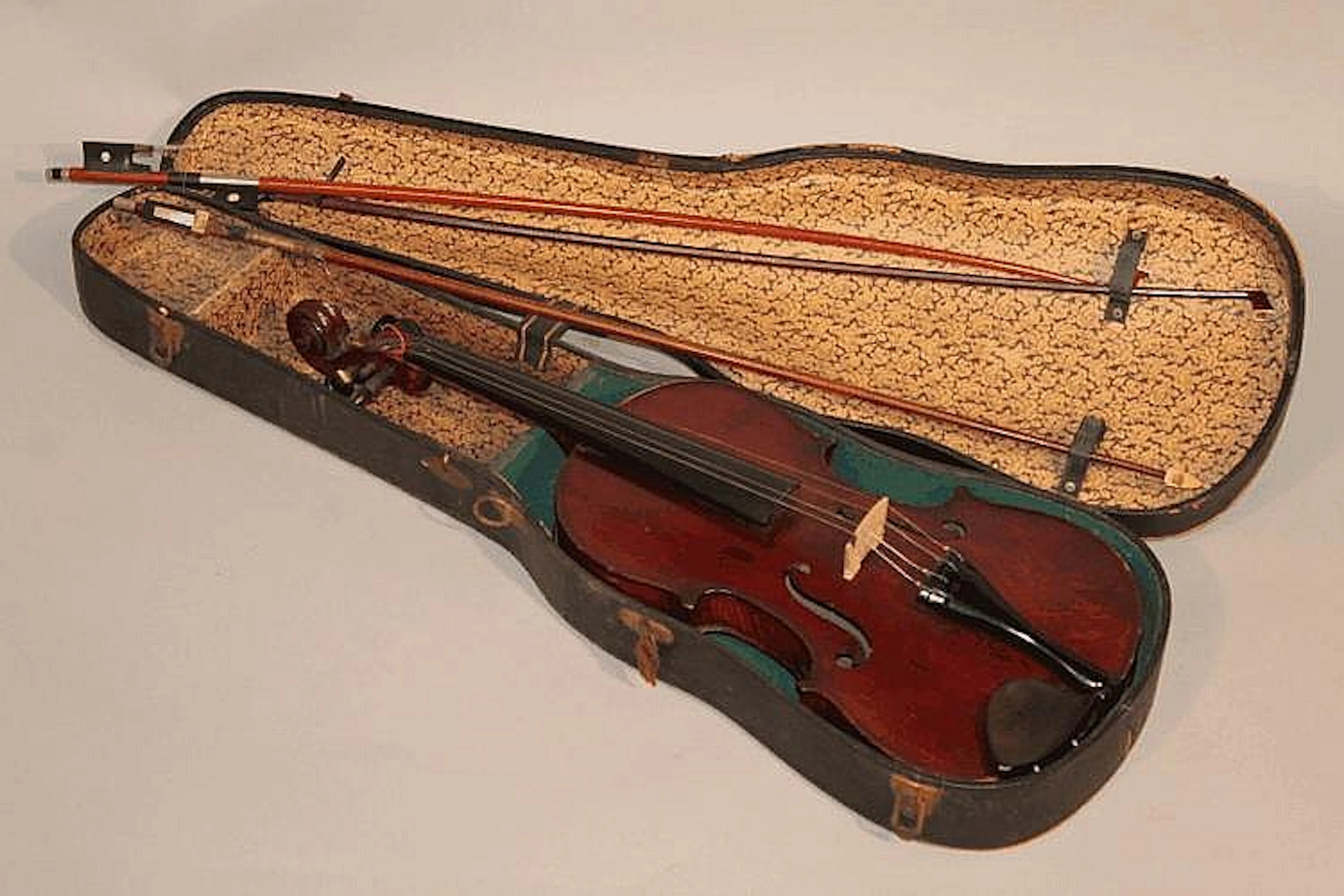 A violin by Michel-Ange Graini, label to violin