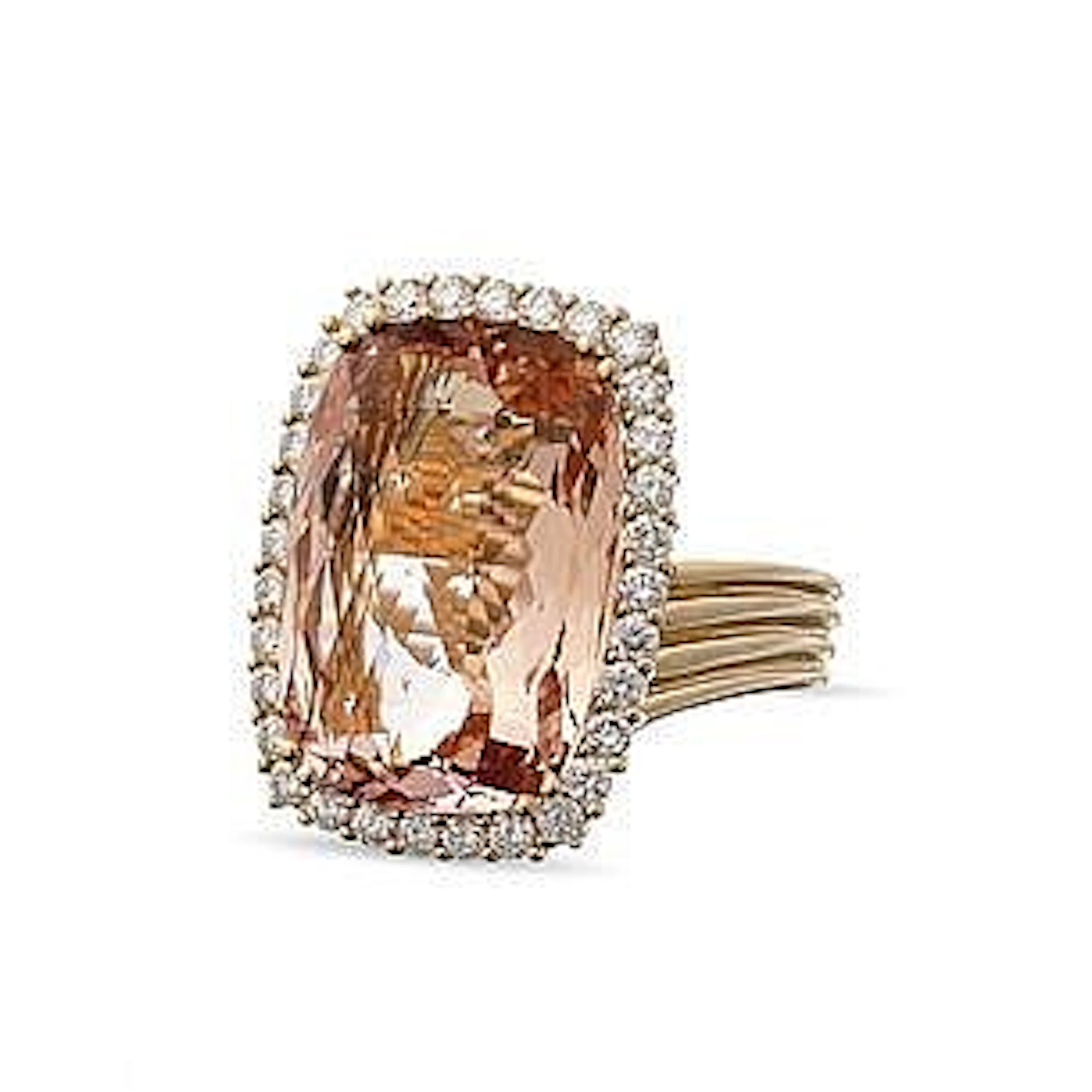 Bague sertie d'une morganite entourée de diamants
