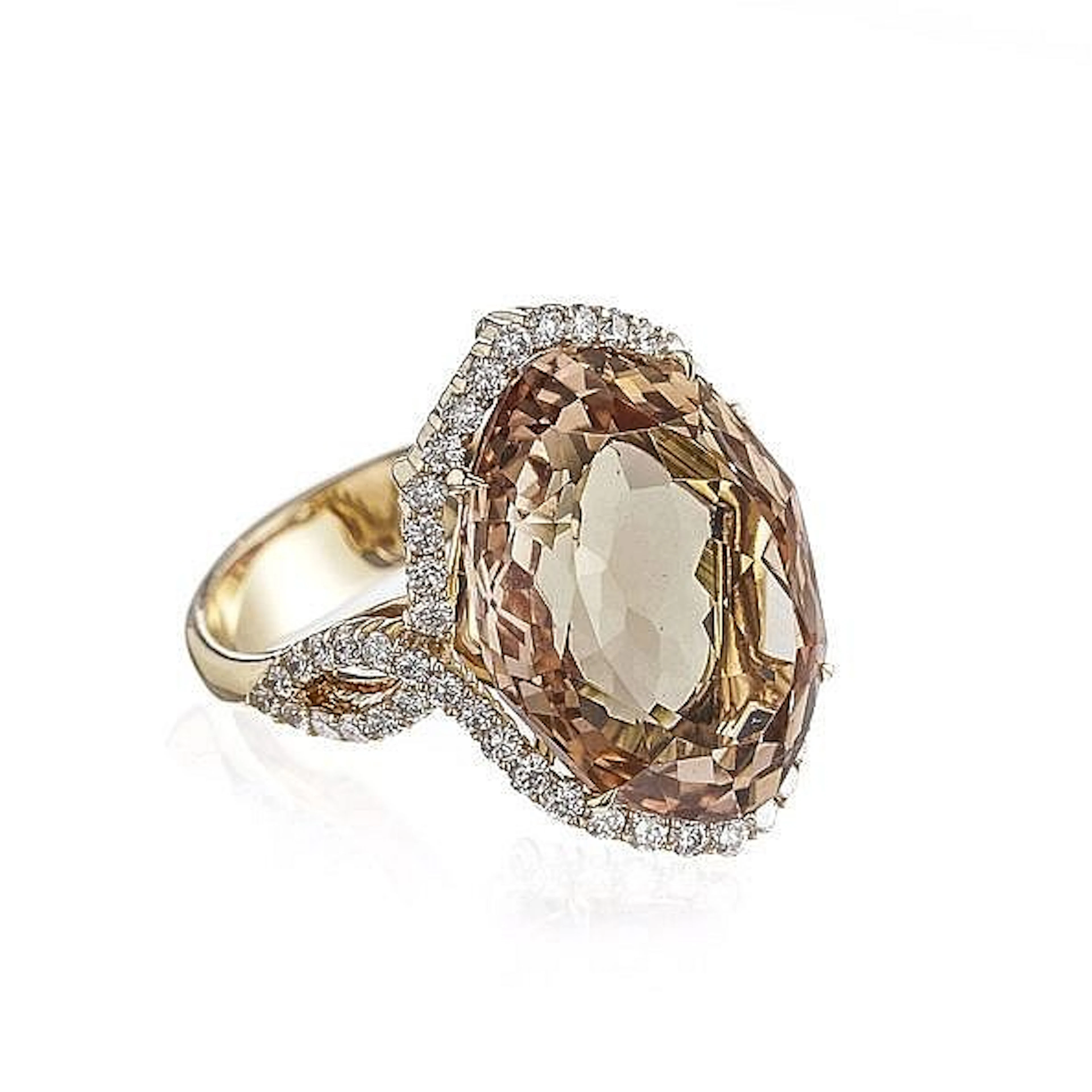 Bague sertie d'une morganite ovale entourée et épaulée de diamants