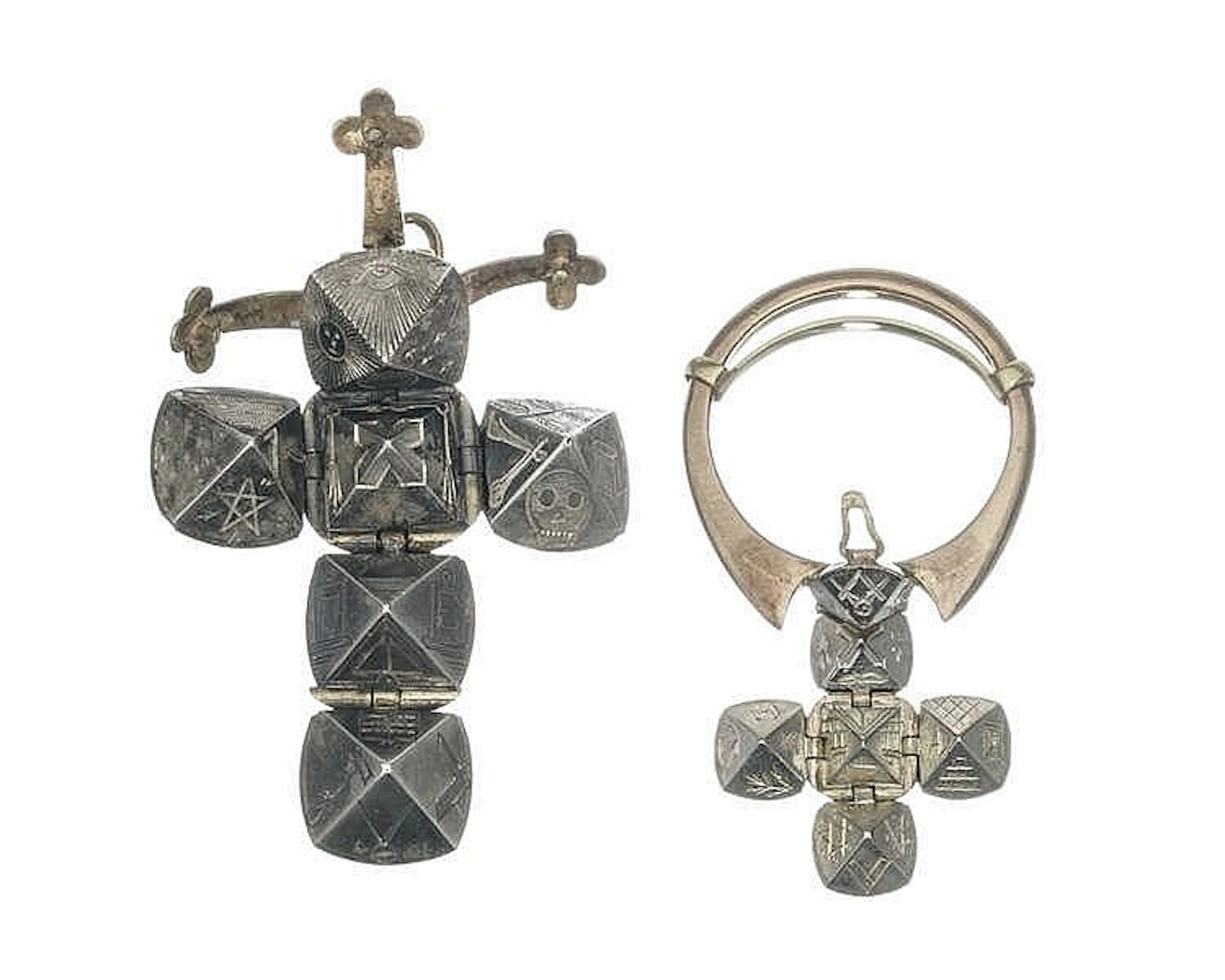Un pendentif et une bague formant une boule s'ouvrant...