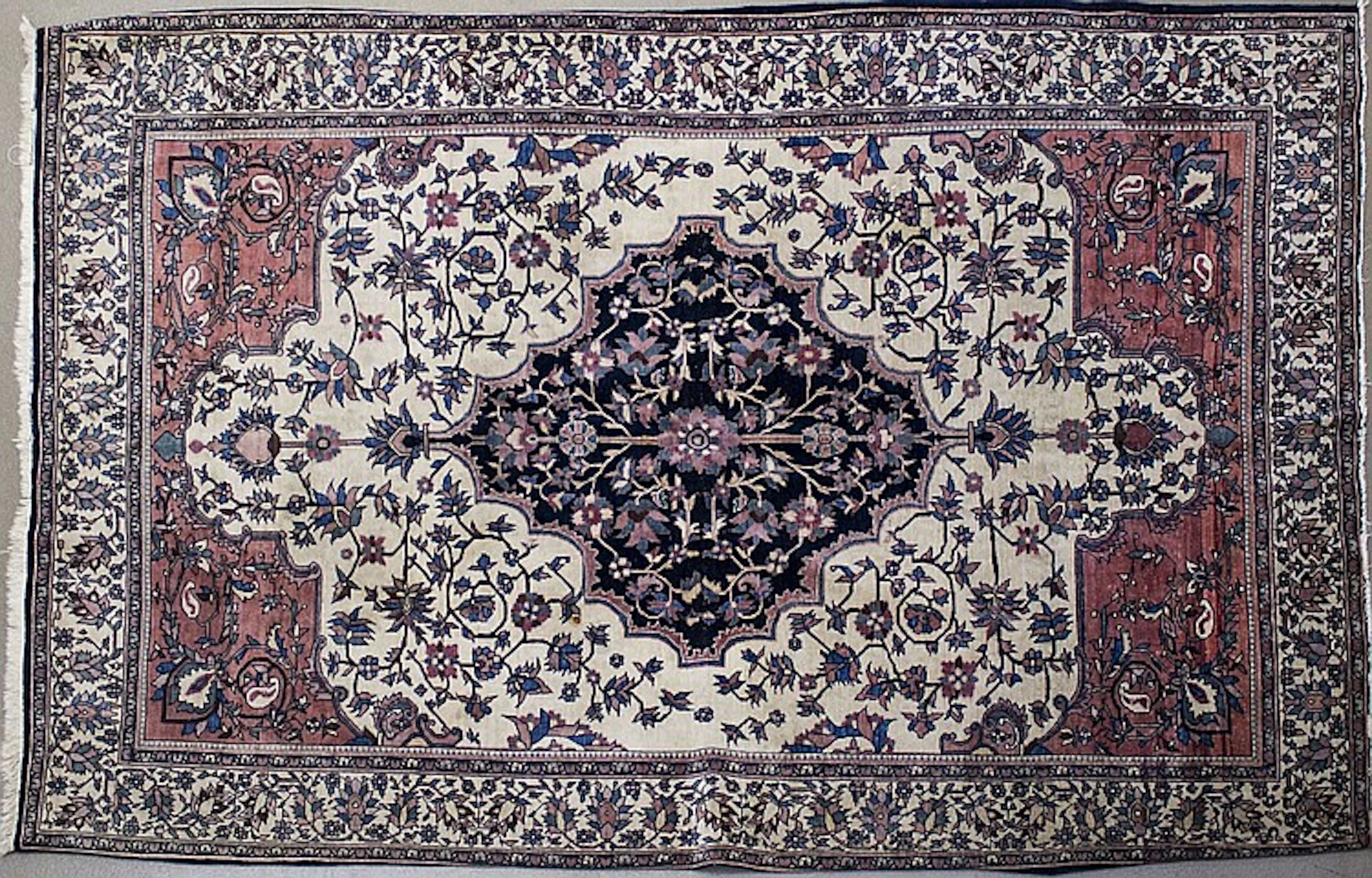 Tapis Sarouk, circa 1890. 127x216 cm
