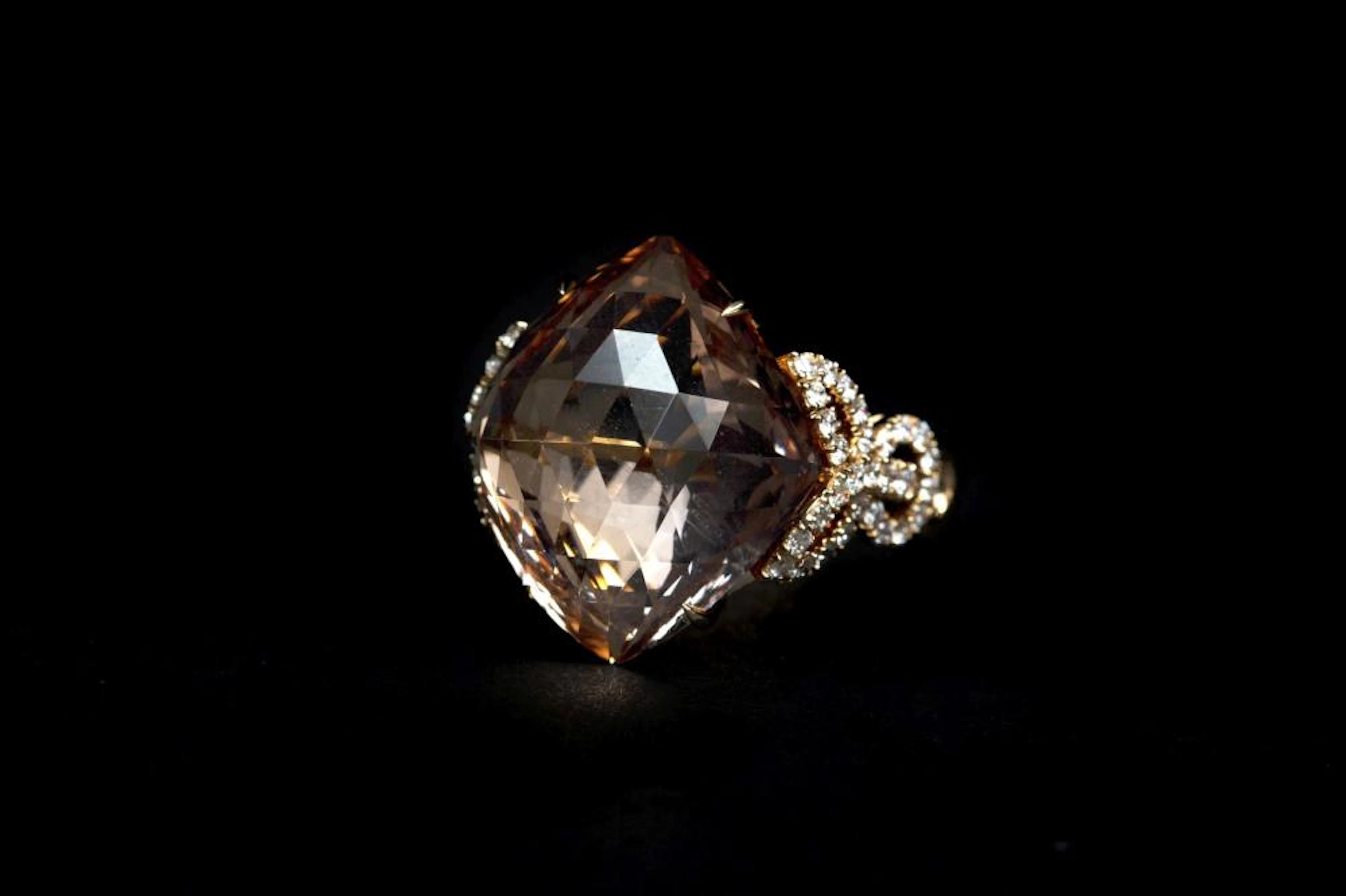 Bague sertie d'une morganite taille fantaisie épaulée de diamants