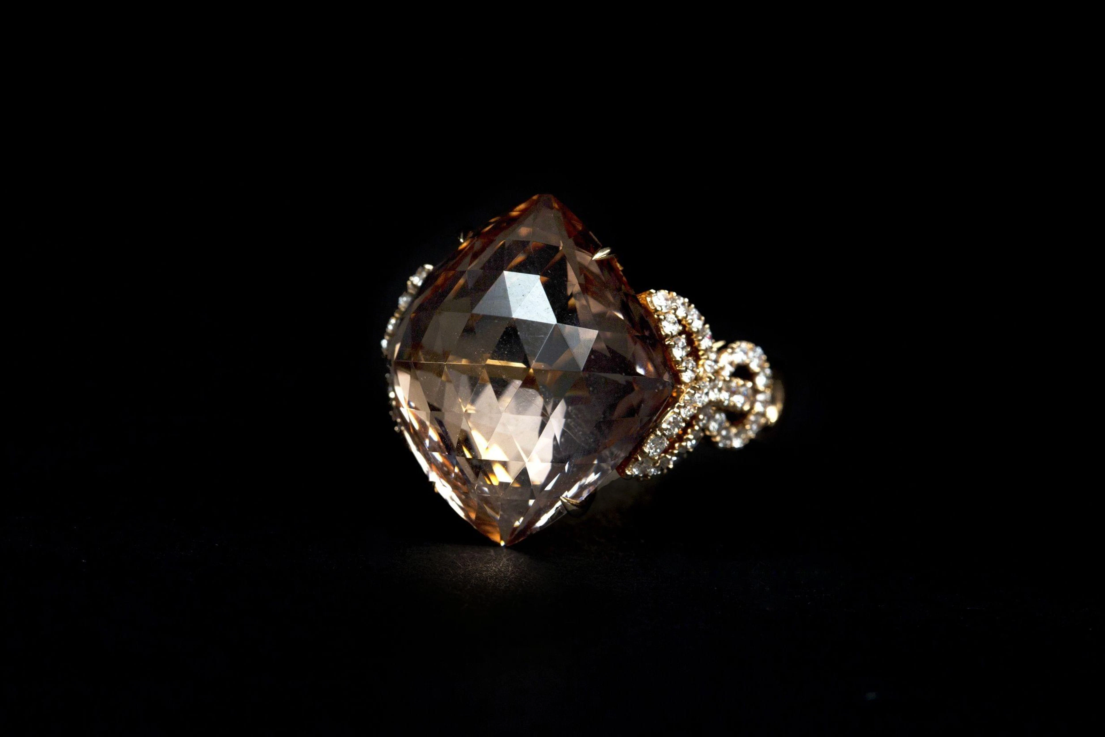 808. Bague sertie d'une morganite taille fantaisie épaulée de diamants