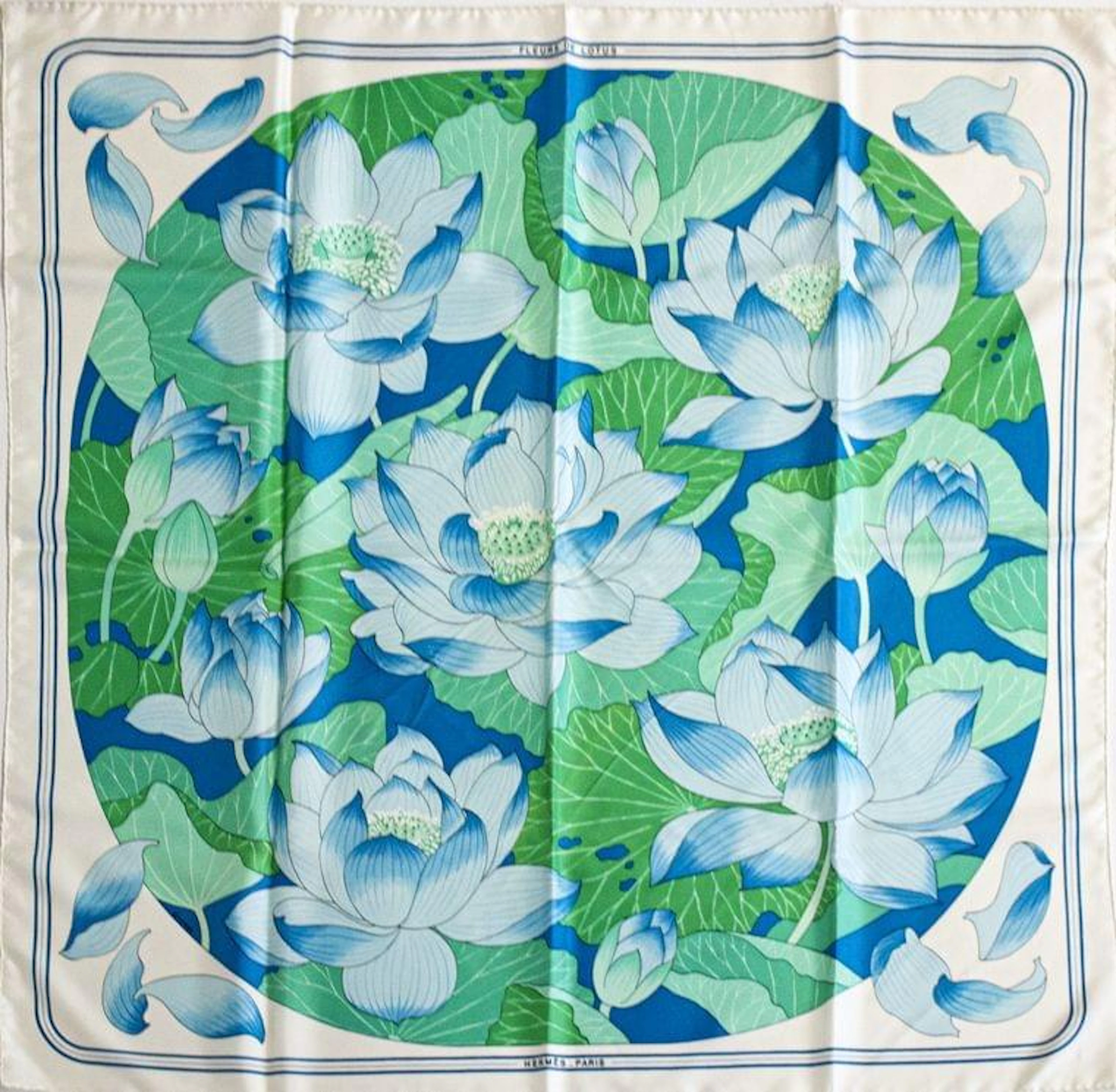 3019. Hermès, "Fleur de lotus", foulard à décor bleu et vert sur fond beige