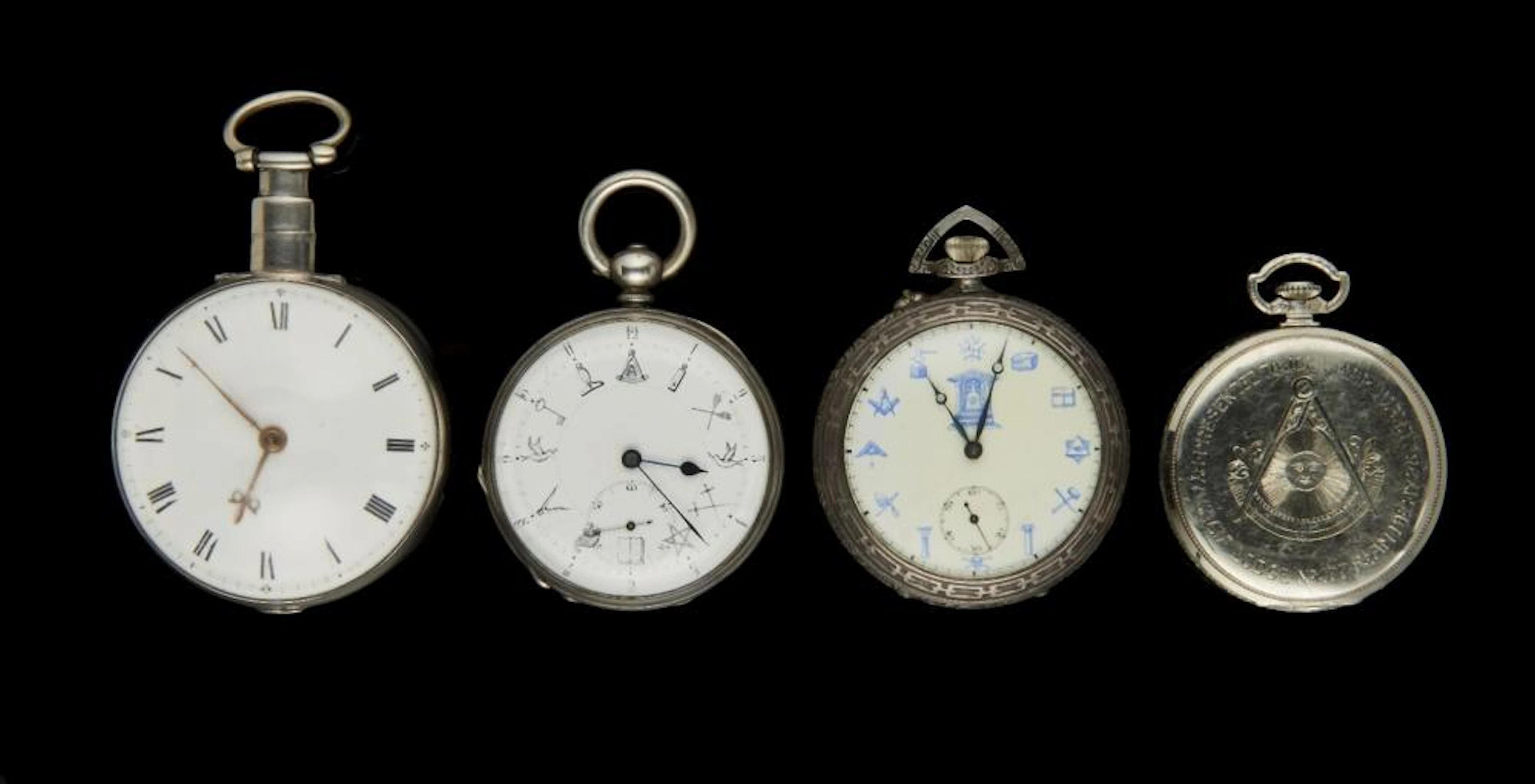Lot de trois montres de poche décorées de symboles maçonniques, l'une signé