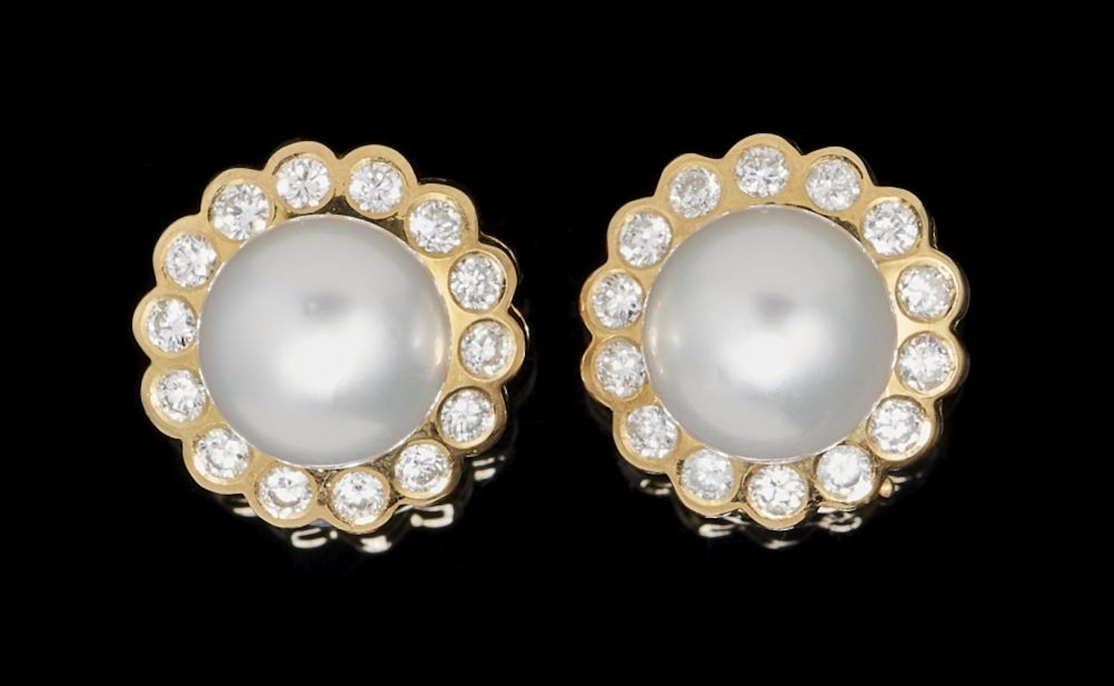 Boucles d'oreilles serties d'une perle (D env. 11,5 mm) entourée de diamant