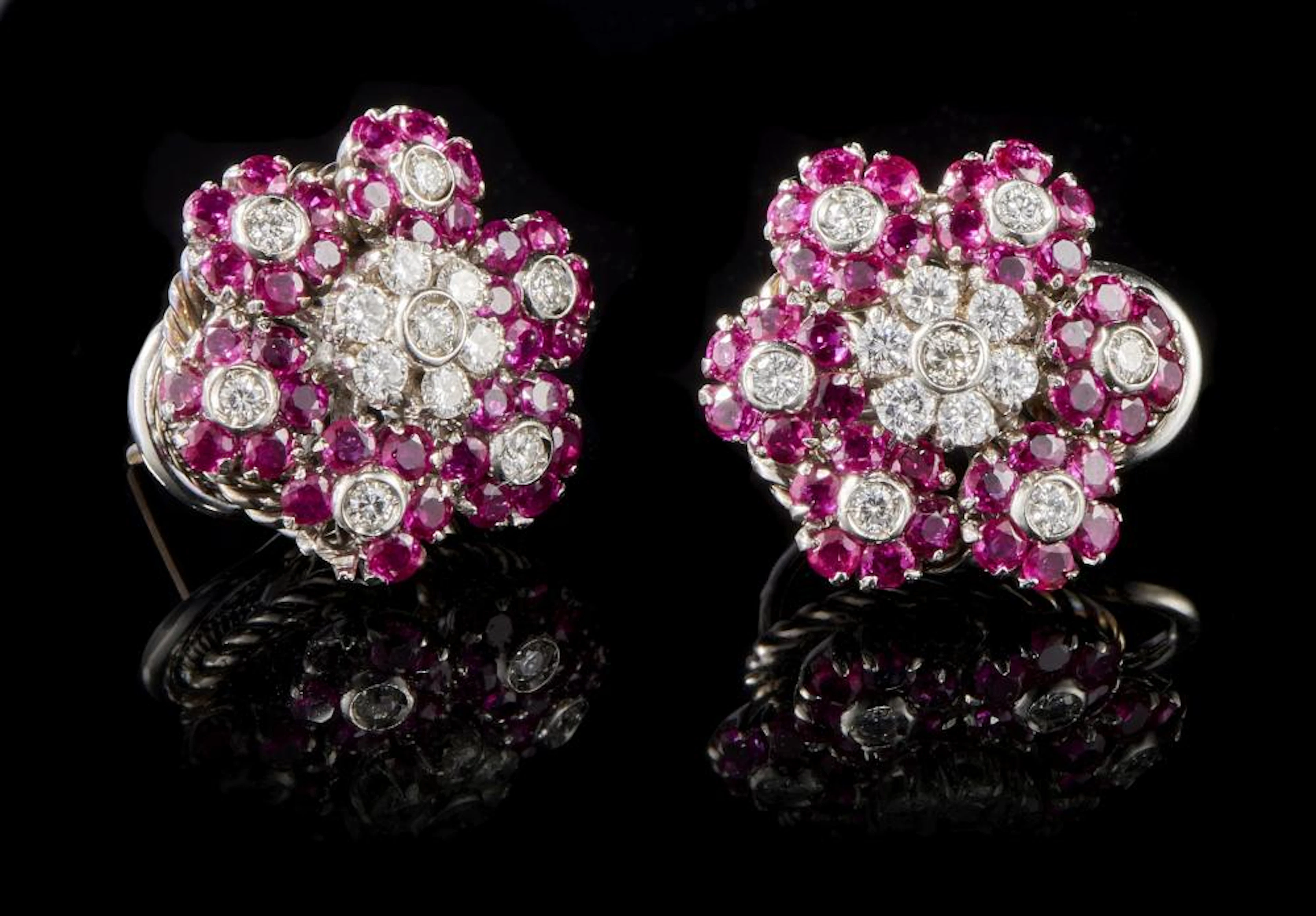Boucles d'oreilles fleurs serties de rubis et de diamants