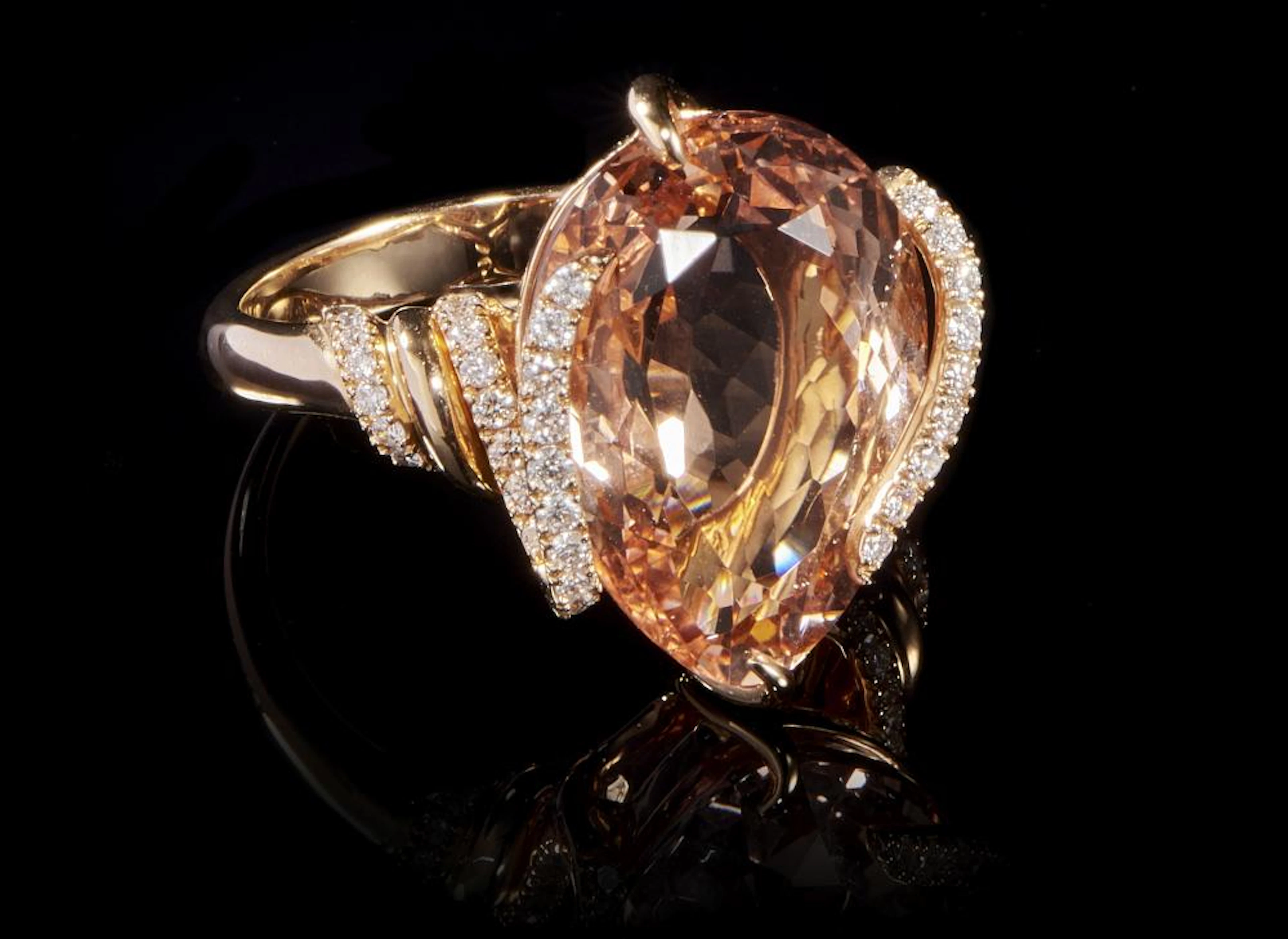 Bague sertie d'une morganite taille poire (env