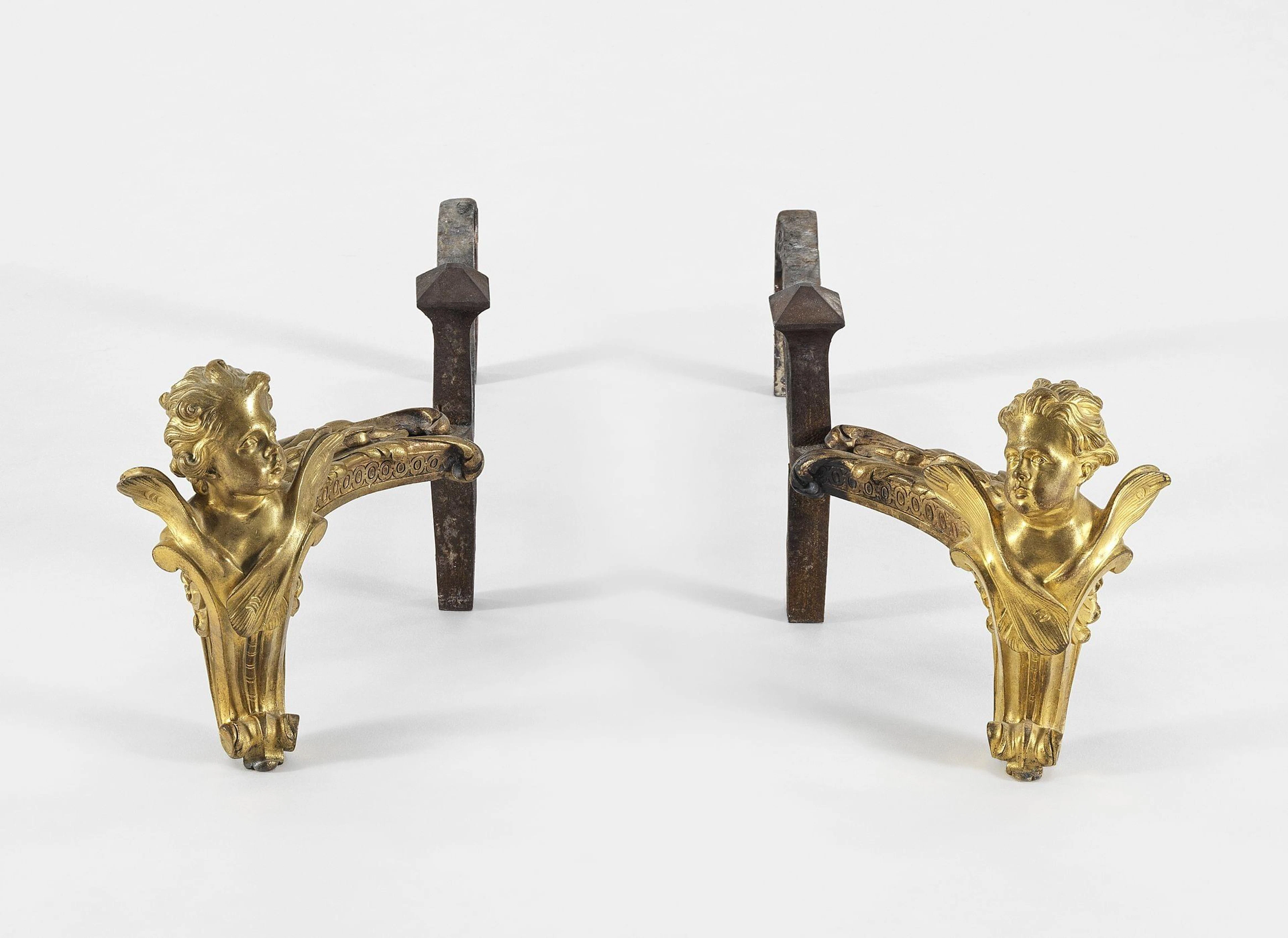 215. Paire de chenets à motif de putto d'époque Louis XVI