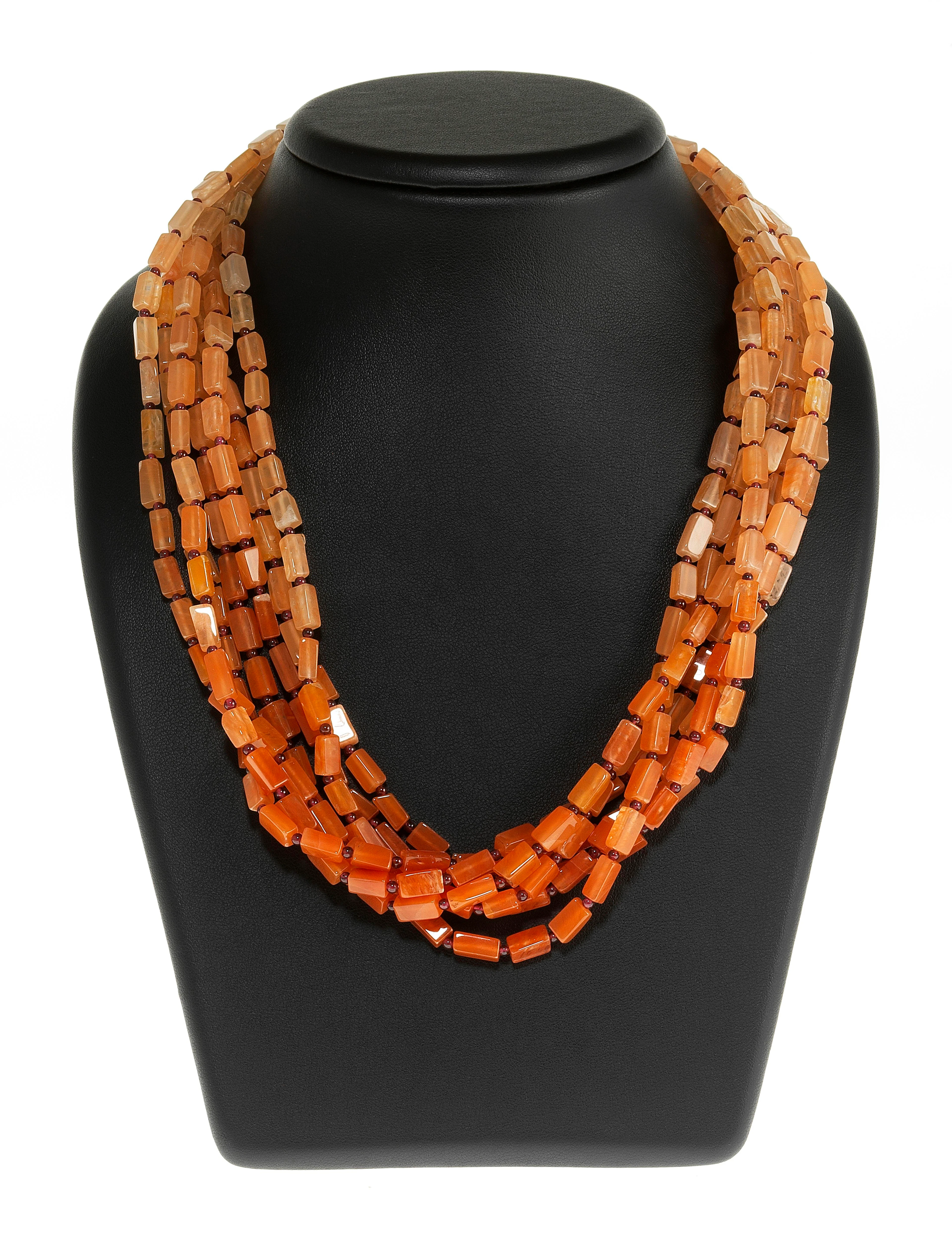 3166. *Collier multi-rangs de perles de cornaline en dégradé de couleurs
