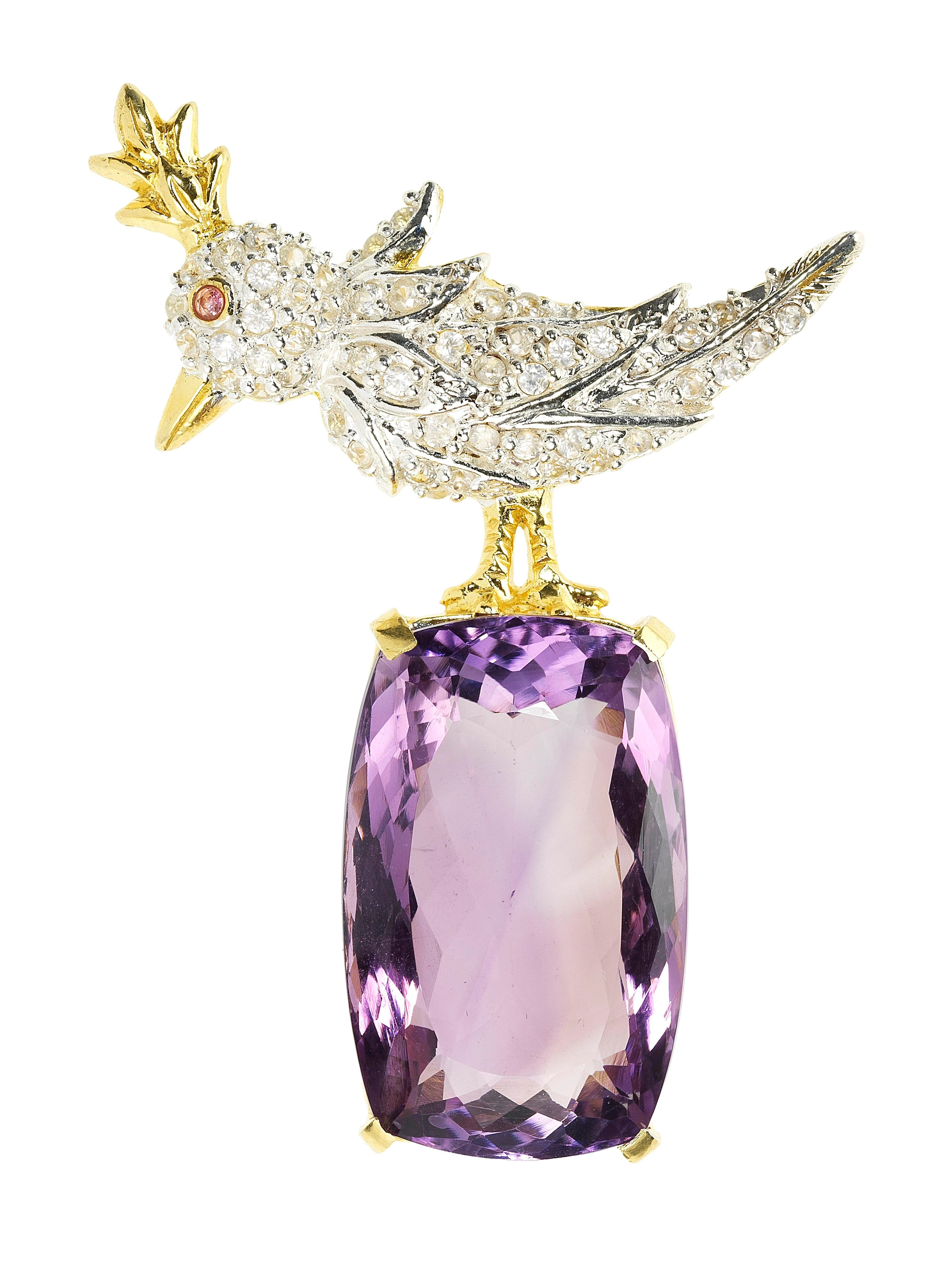 3299. *Broche à motif d'oiseau surmontant une améthyste taille ovale (env