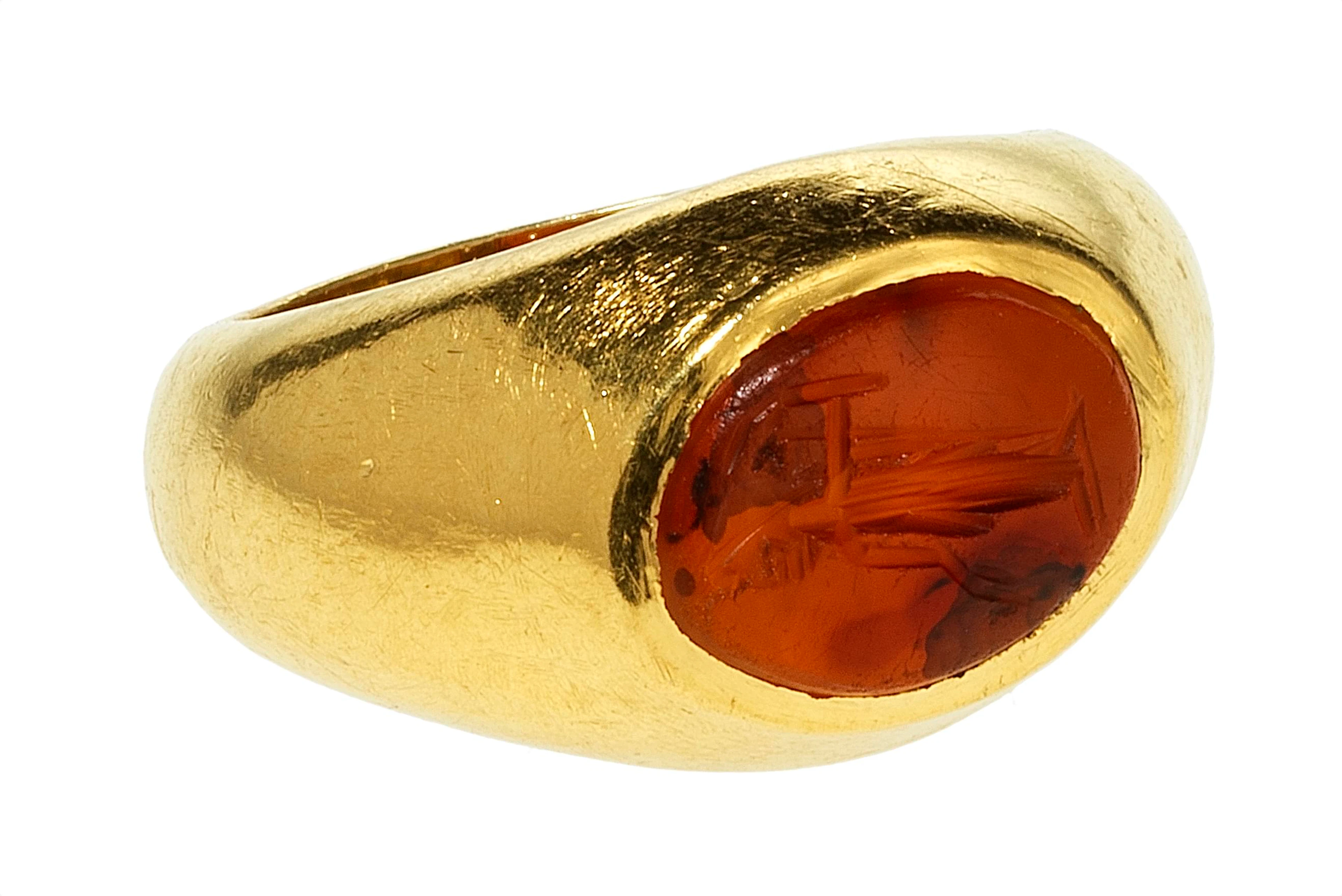3153. Bague sertie d'une intaille sur cornaline probablement antique