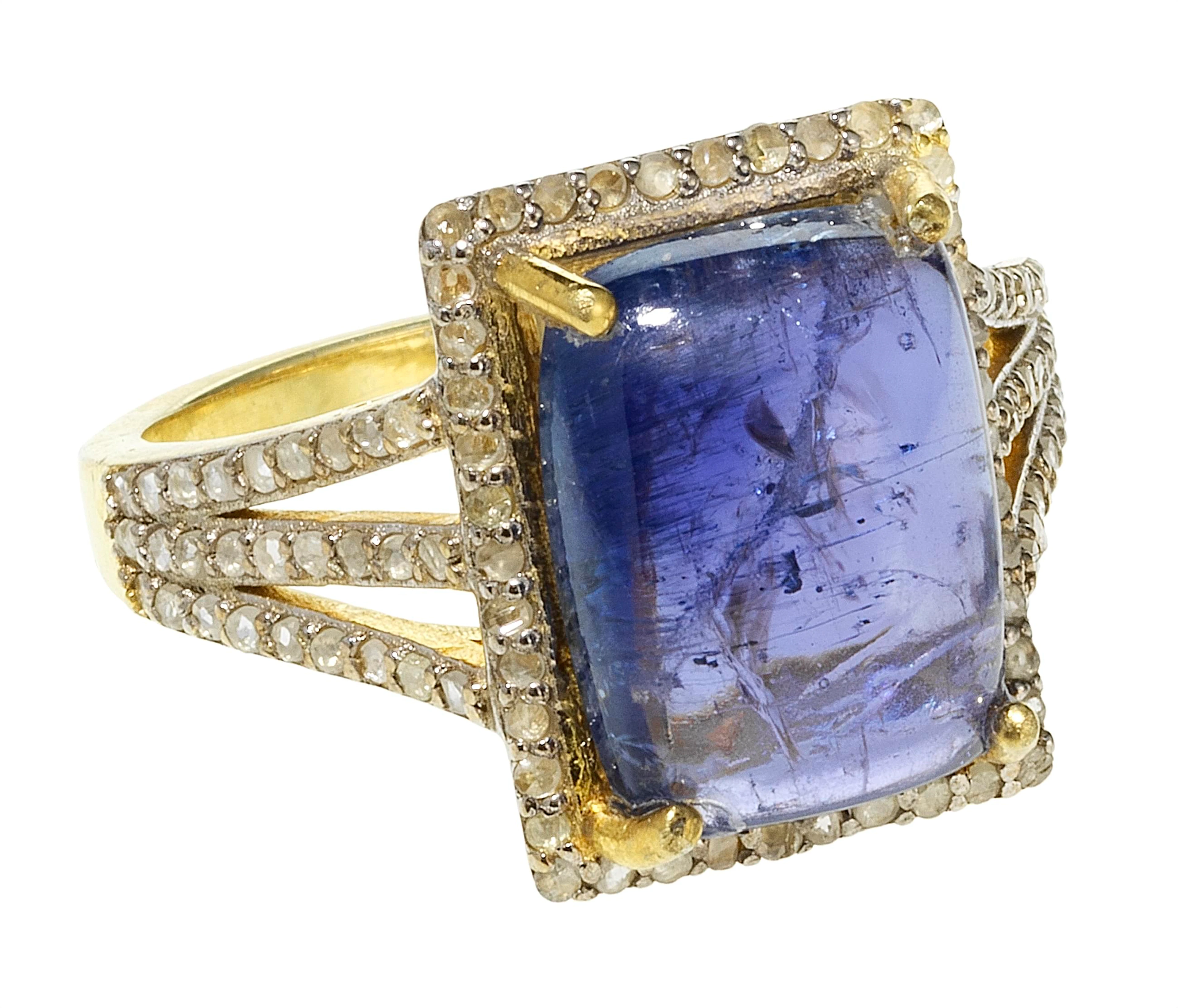 3320. *Bague rectangulaire centrée d'une tanzanite taillée en cabochon