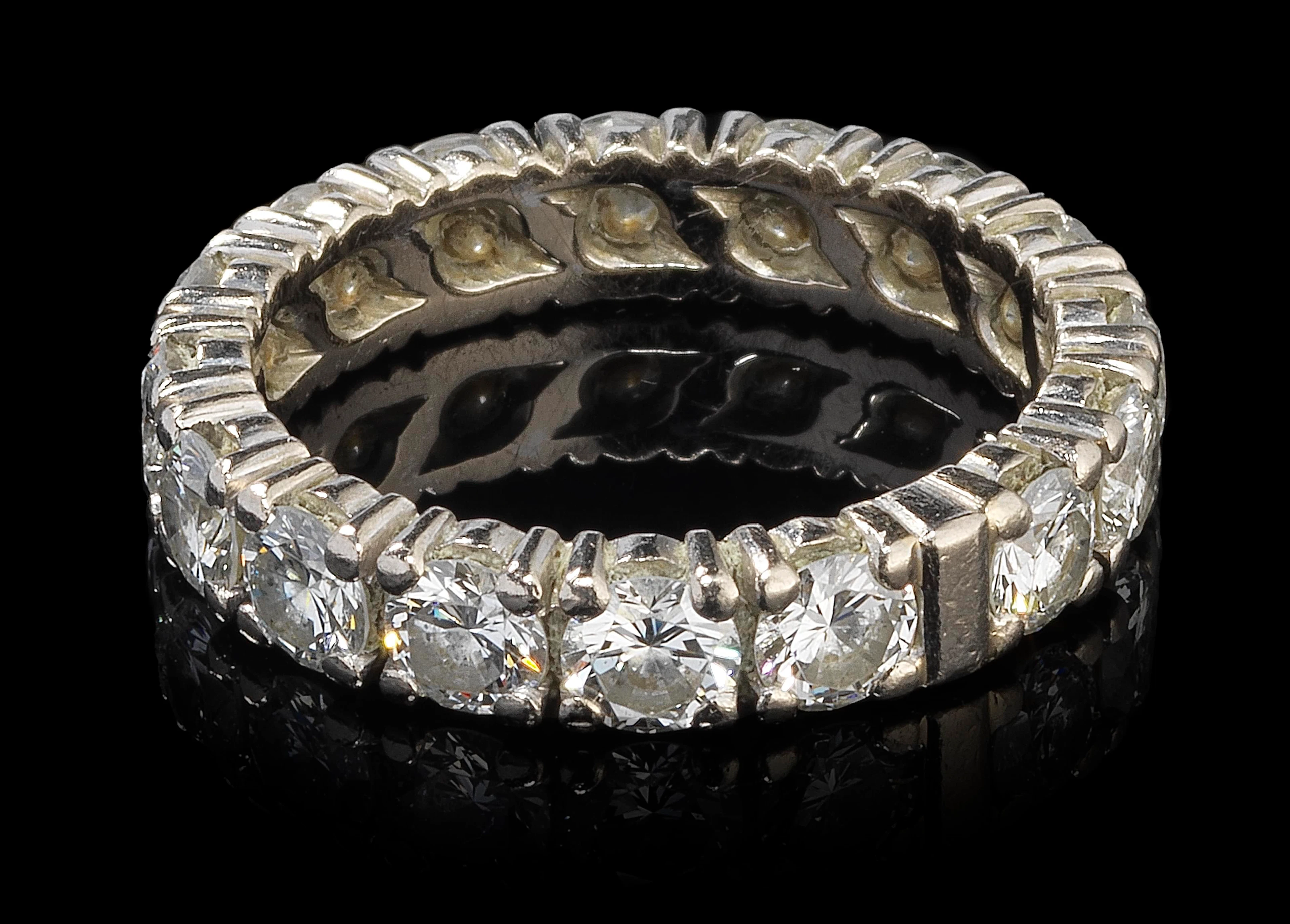3541. Anneau tour complet serti de diamants (env. 2,8 ct)