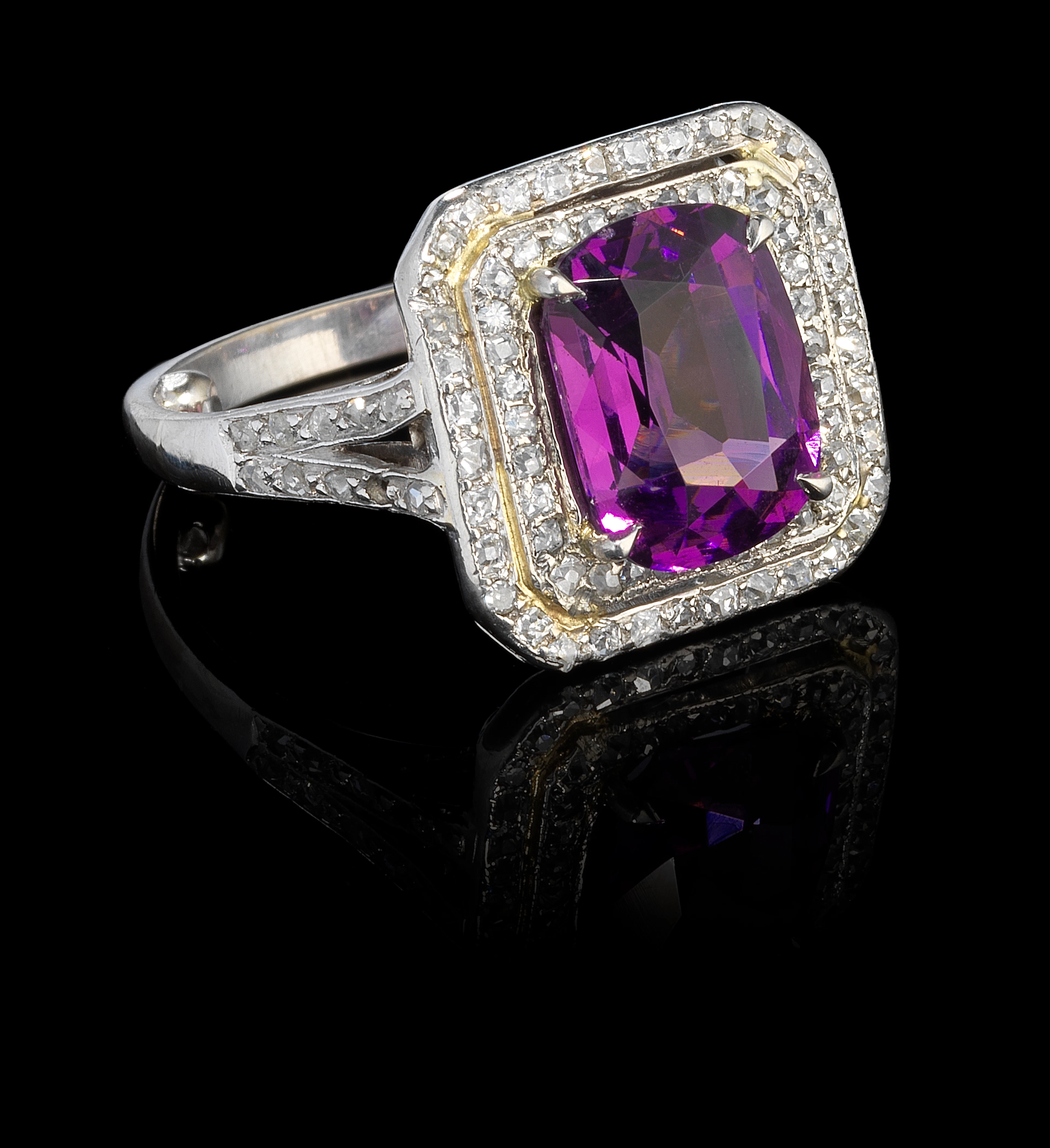 24. Bague de style Art déco centrée d'un saphir violet...