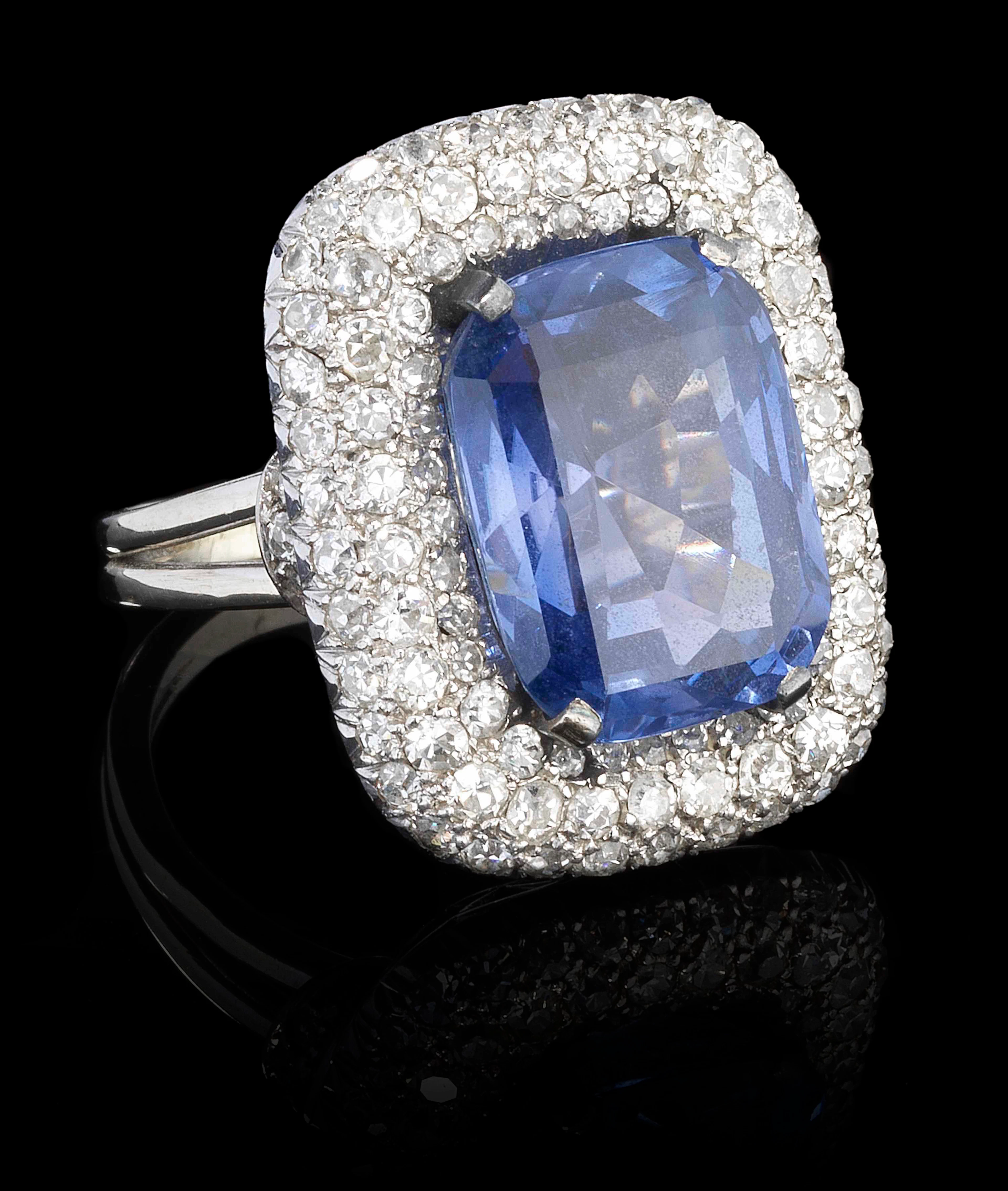 125. Bague sertie d'un saphir bleu-violet taille coussin ovale (env. 9 ct)