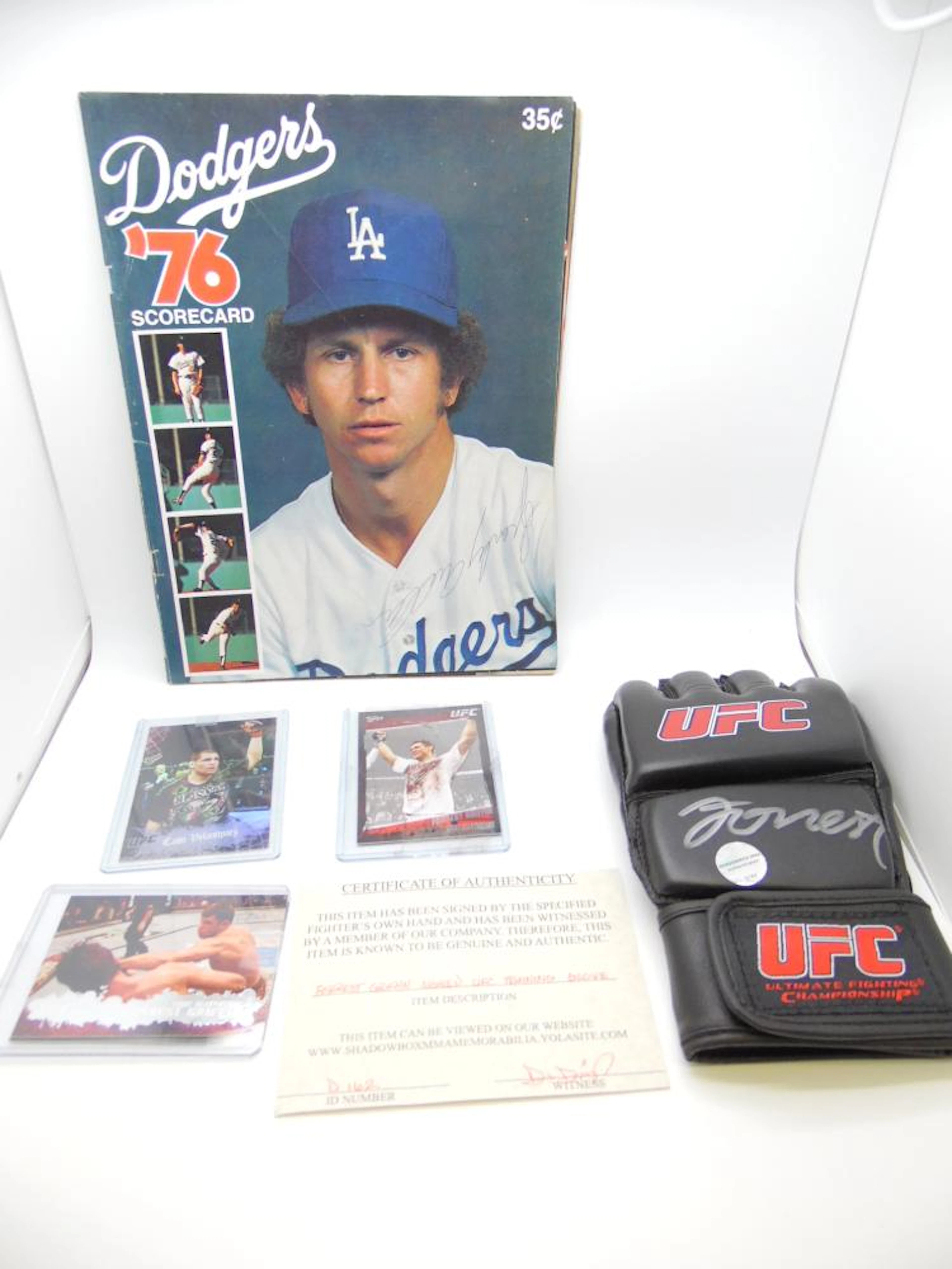 TRAY LOT OF SPOTS MEMORABILIA INCLUDING DODGERS '76 SCORECARD WITH SPARKY ANDERSON AUTOGRAPH, UFC AUTOGRAPHED GLOVE & 3 CARDS - CAIN VELASQUES